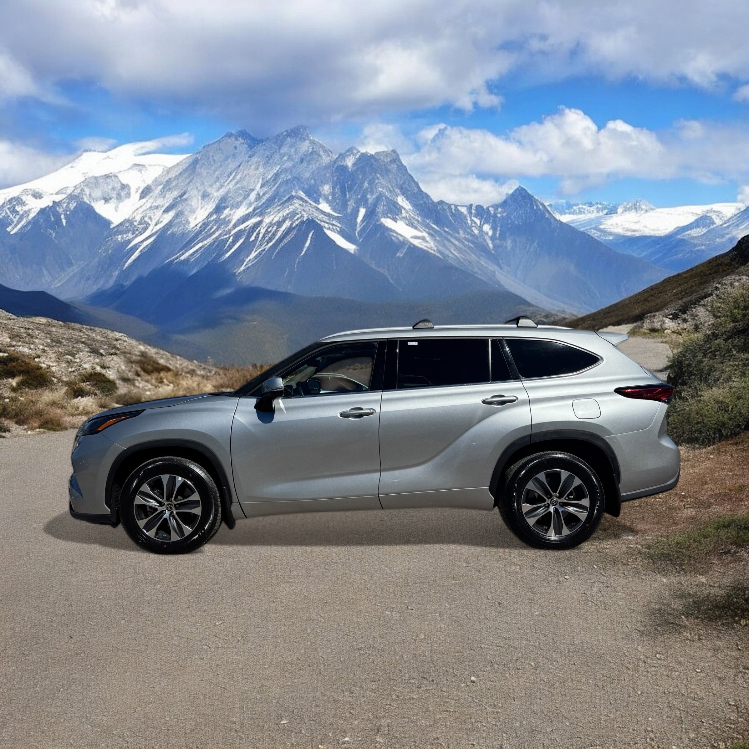 2022 Toyota Highlander XLE photo 2