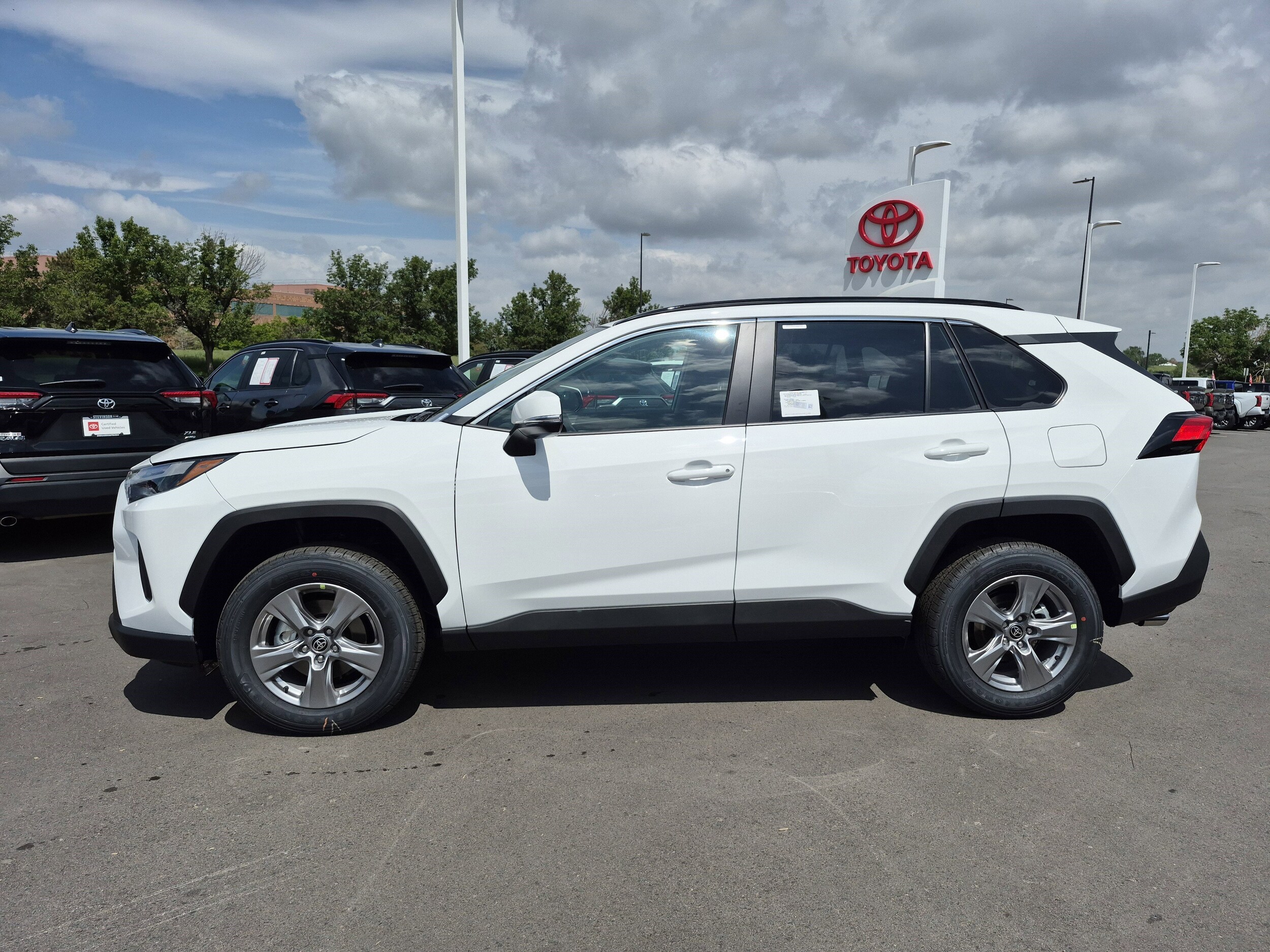 2025 Toyota RAV4 XLE photo 2
