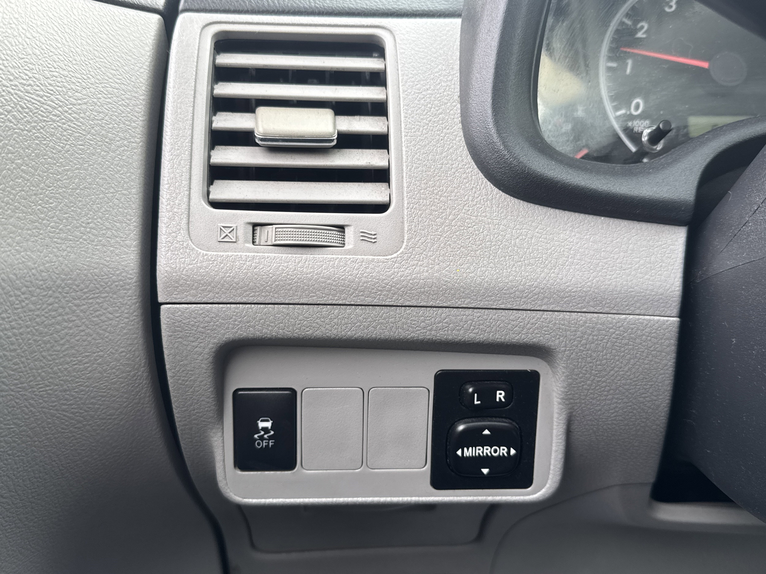 2013 Toyota Corolla LE photo 4