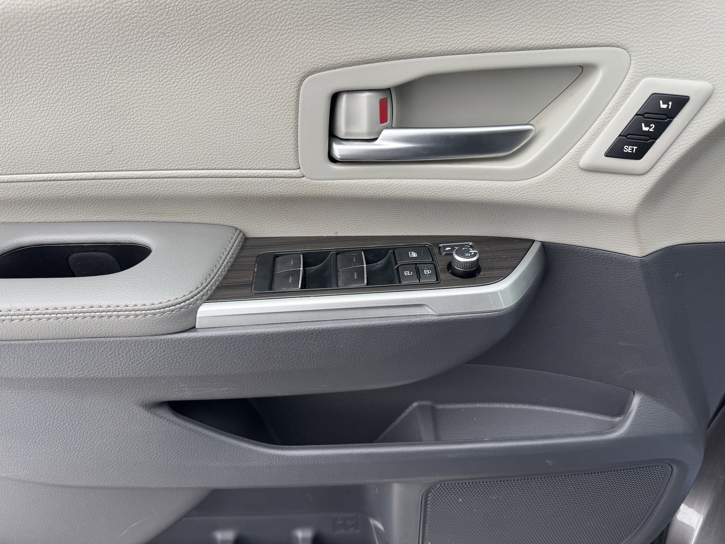 2023 Toyota Sienna Limited - Photo 11