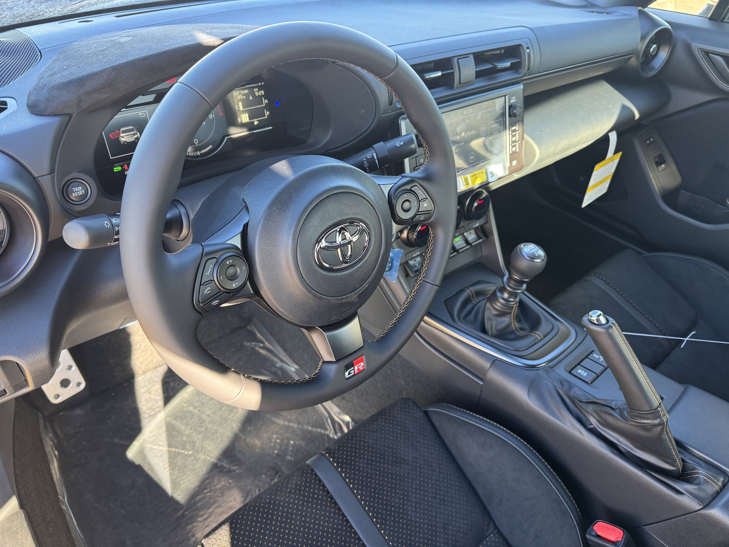 2026 Toyota GR86 Yuzu Edition - Photo 11