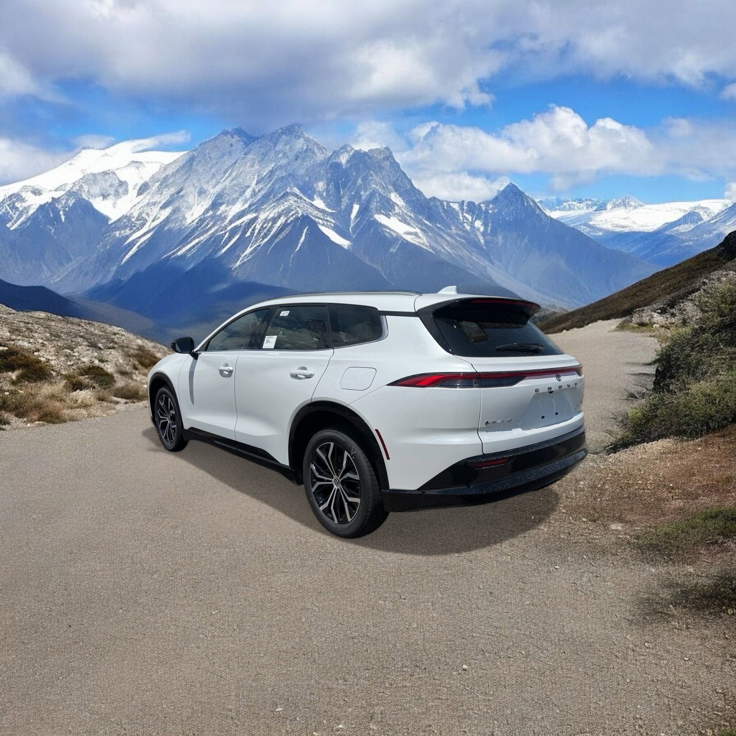 2025 Toyota Crown Signia XLE photo 3