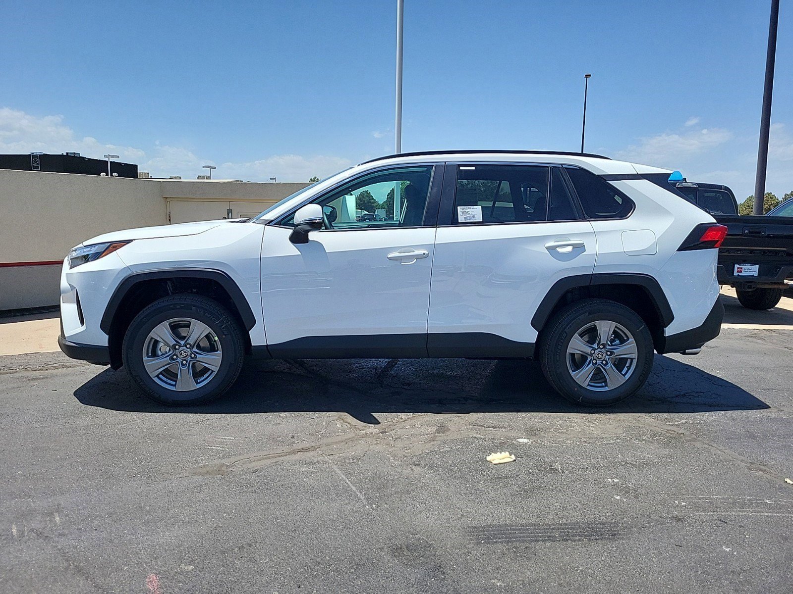 2025 Toyota RAV4 XLE photo 4