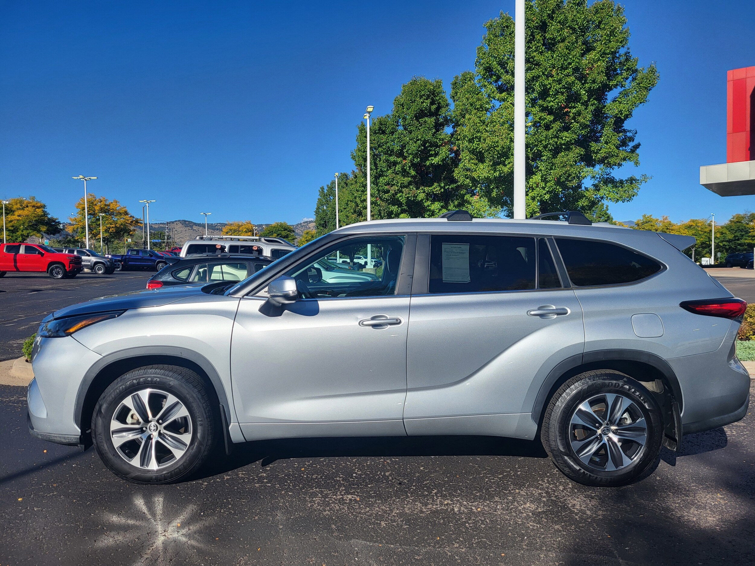 2023 Toyota Highlander L photo 3