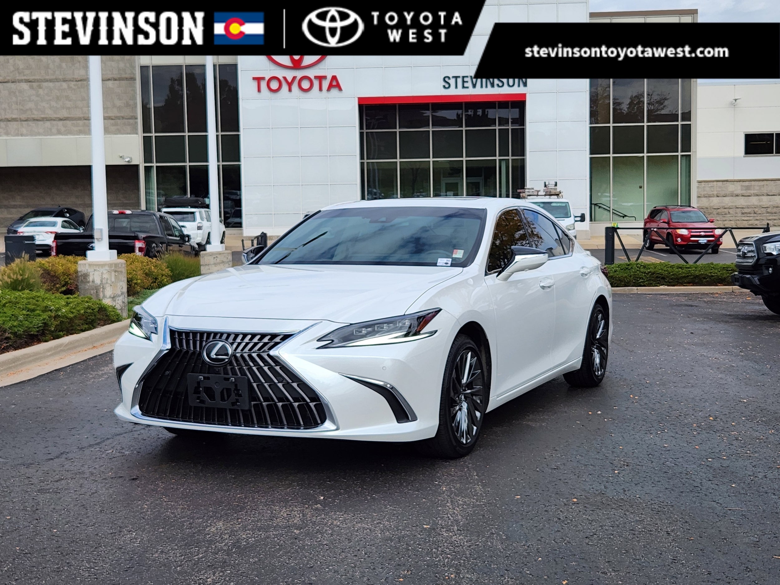 2025 Lexus ES Hybrid 300h Luxury's photo