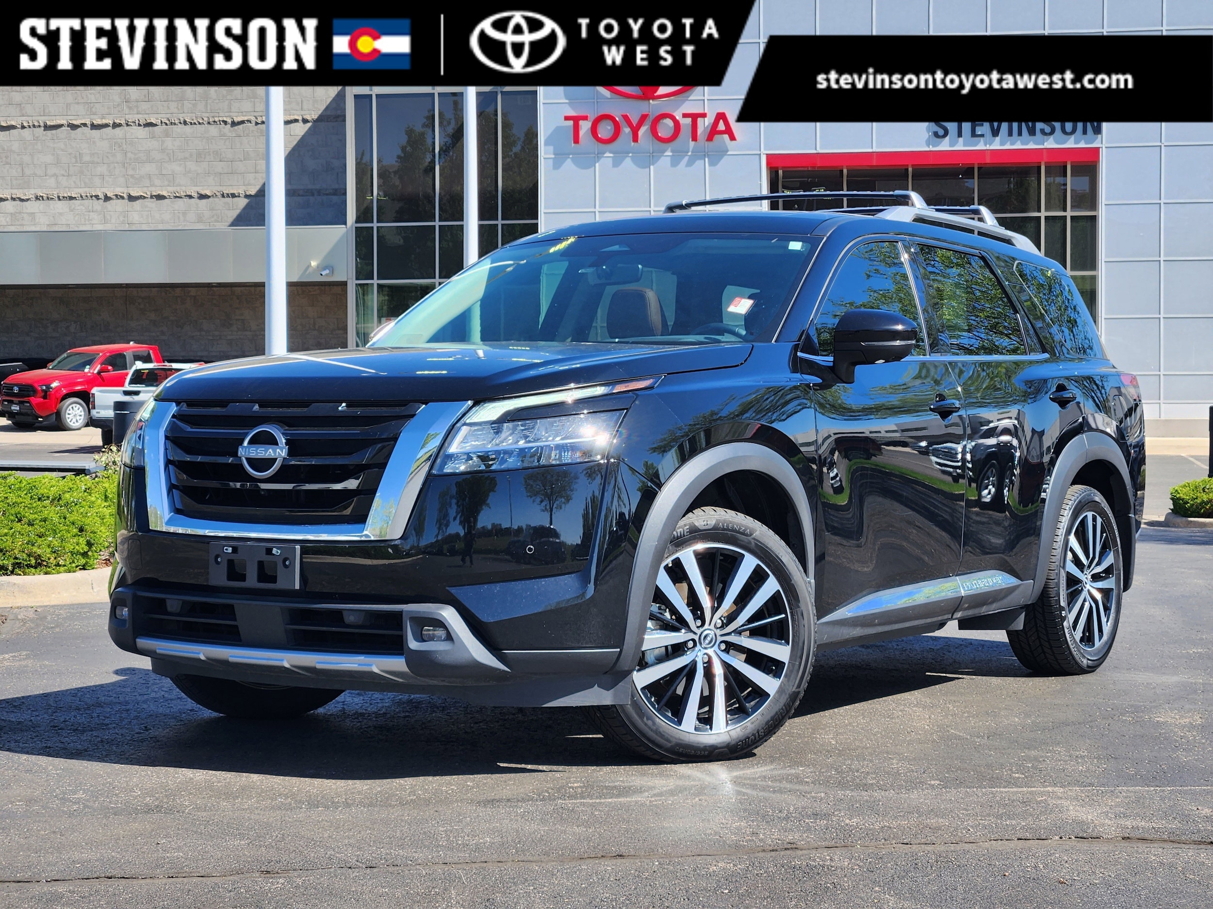 2023 Nissan Pathfinder Platinum 4WD's photo