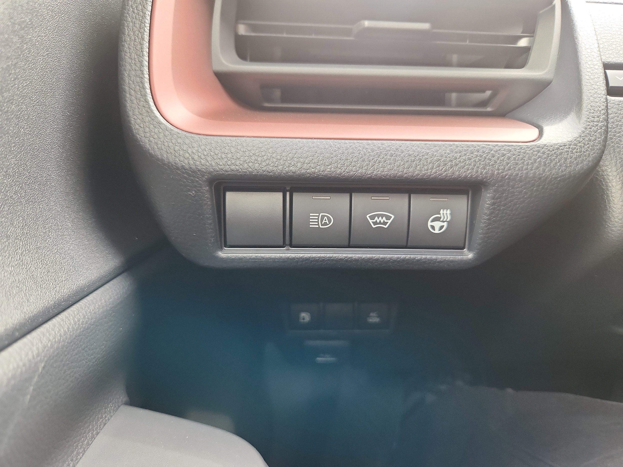 2026 Toyota Prius Plug-in Hybrid SE - Photo 30