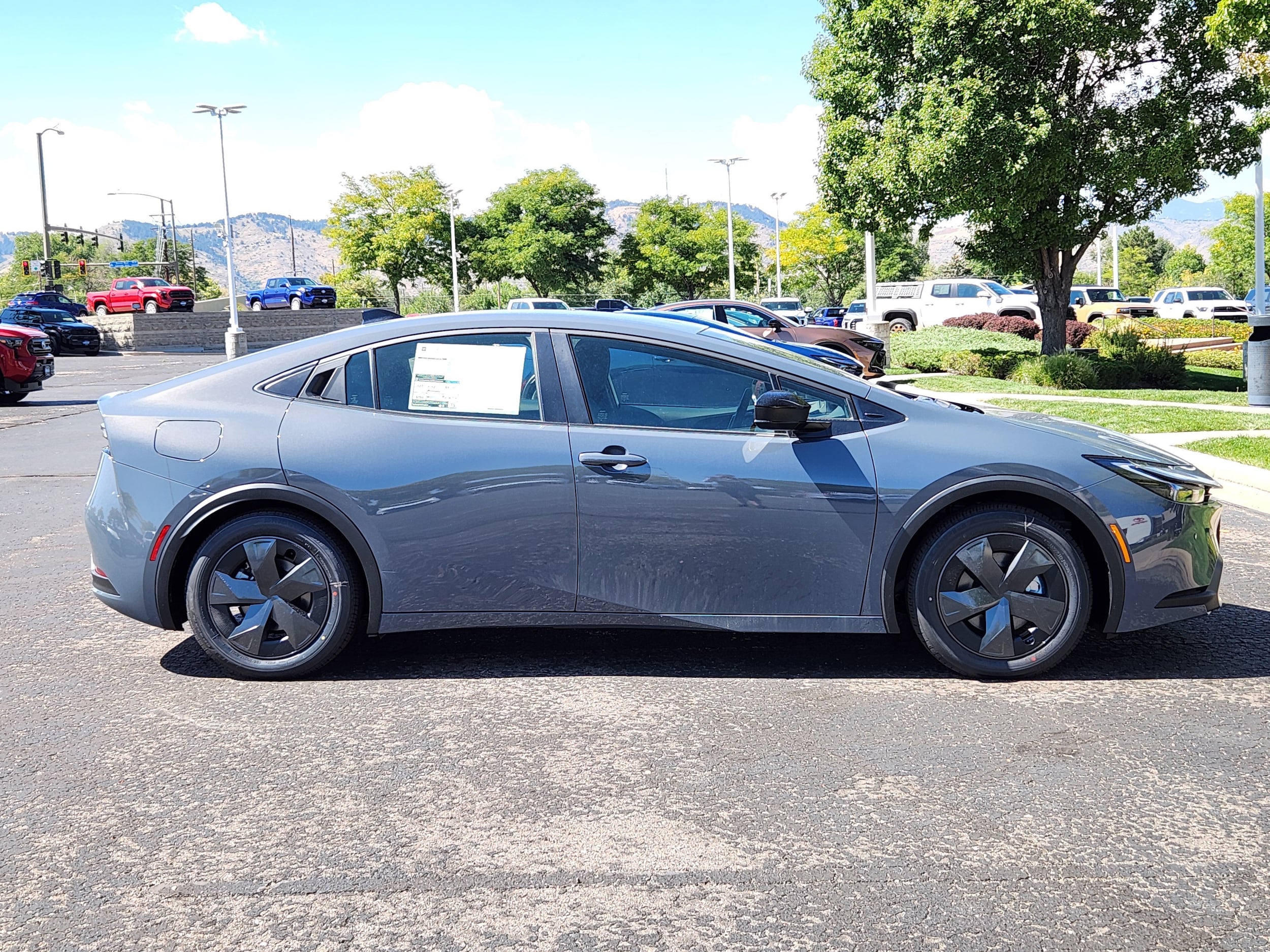 2026 Toyota Prius Plug-in Hybrid SE - Photo 8