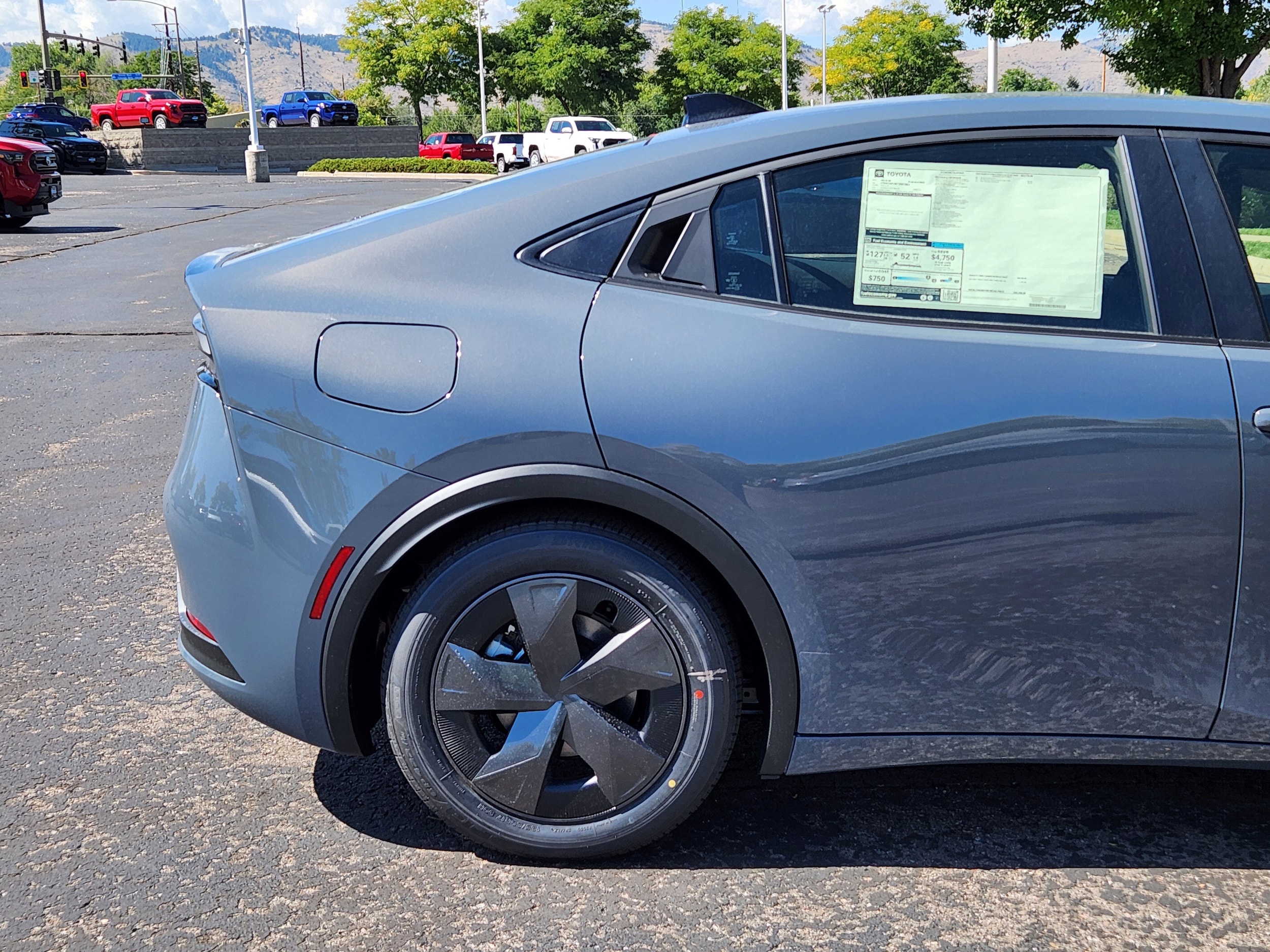 2026 Toyota Prius Plug-in Hybrid SE - Photo 7