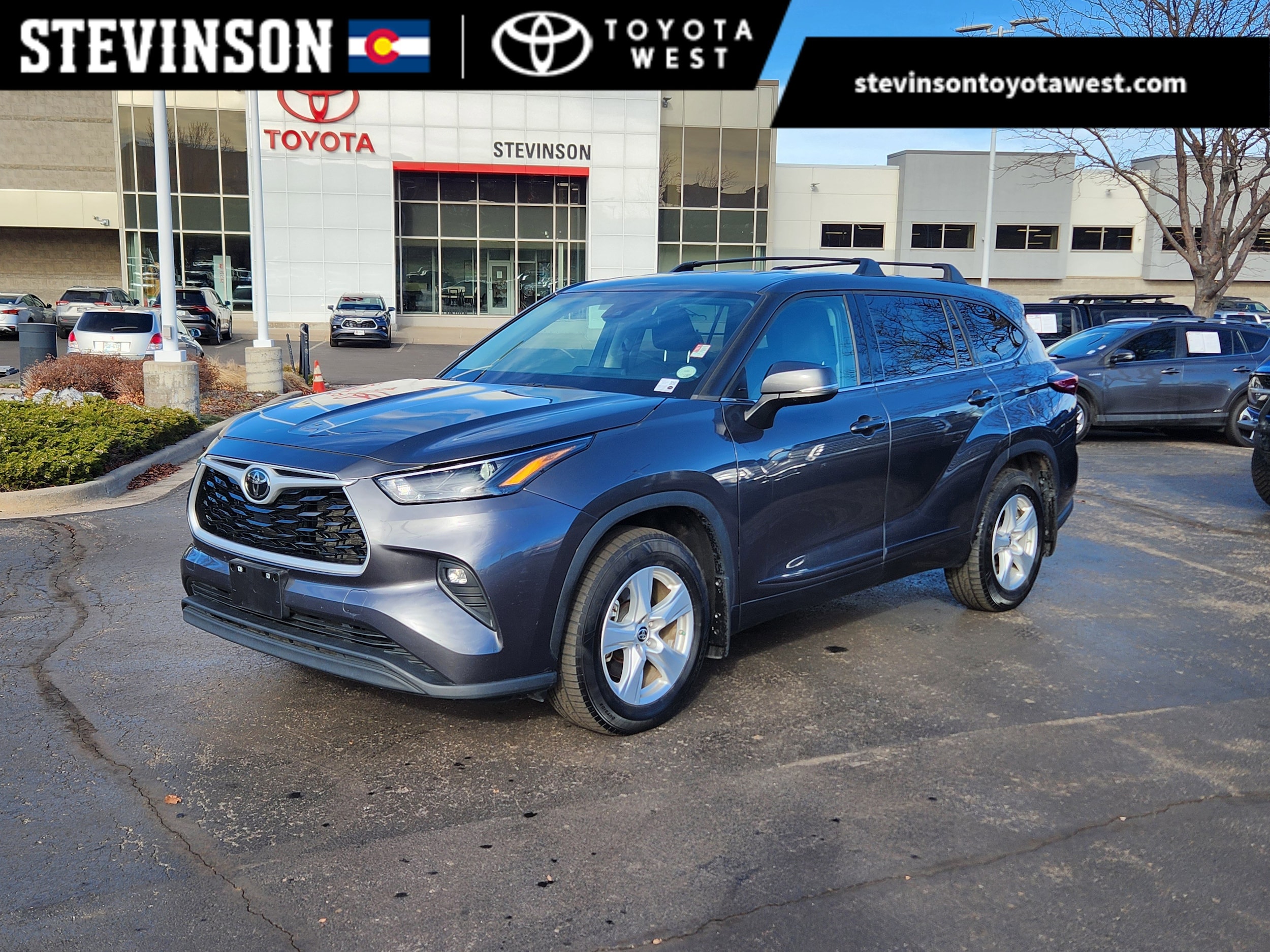 2022 Toyota Highlander LE's photo
