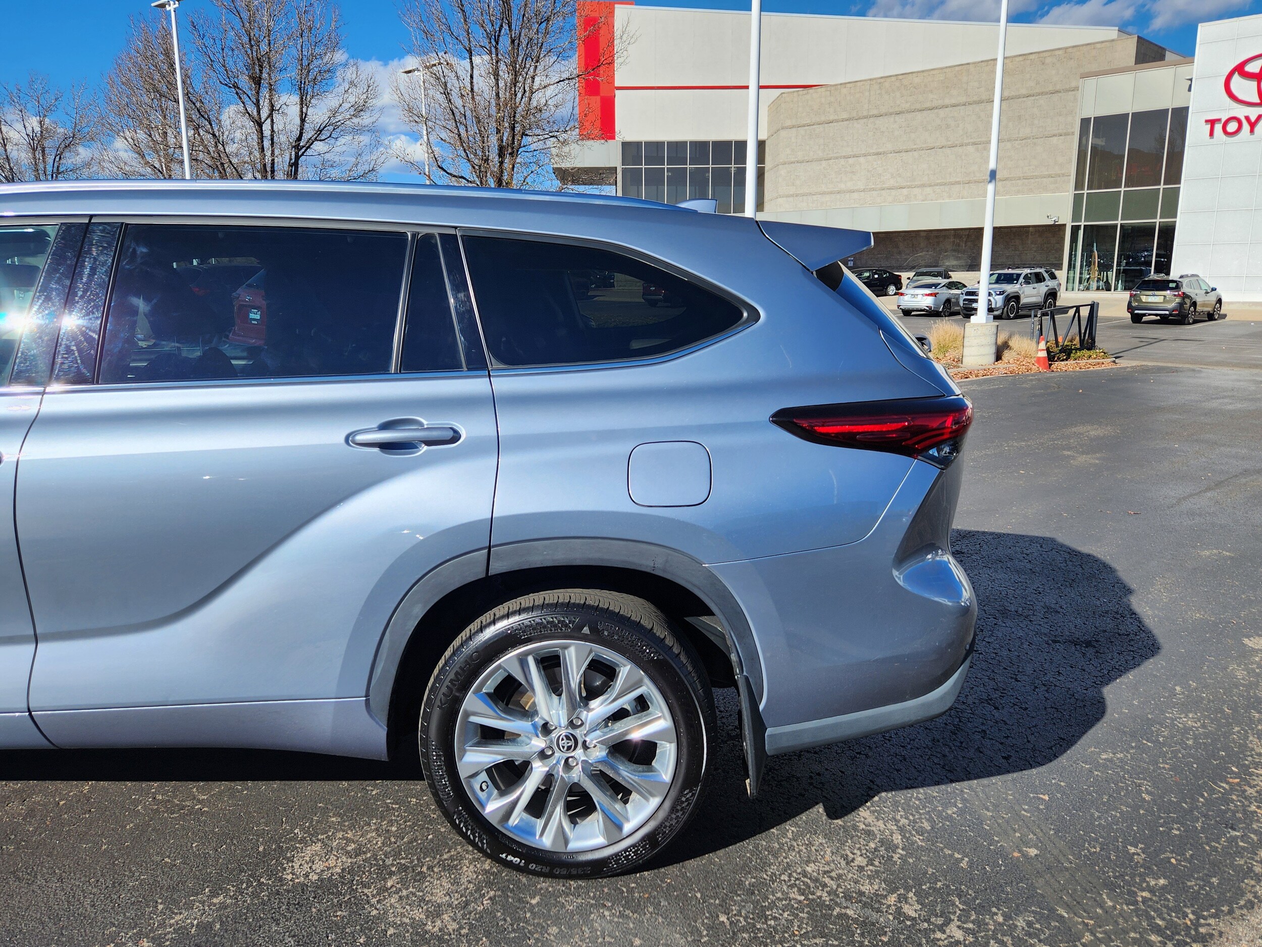 2021 Toyota Highlander Hybrid Limited photo 3