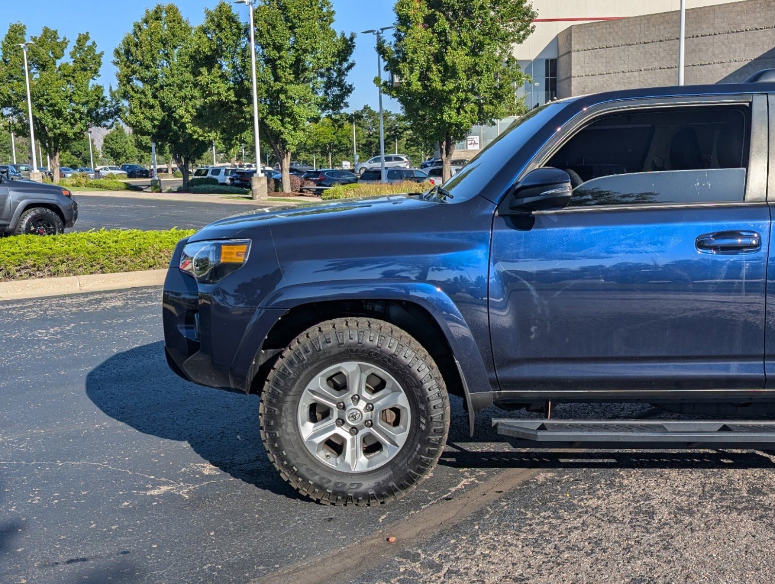 Used 2019 Toyota 4Runner SR5 Premium with VIN JTEBU5JRXK5690171 for sale in Lakewood, CO