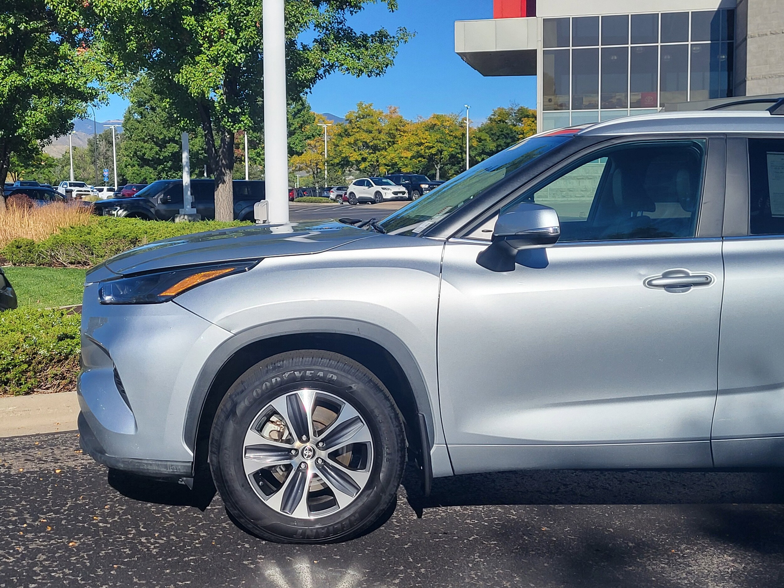 2023 Toyota Highlander L photo 2