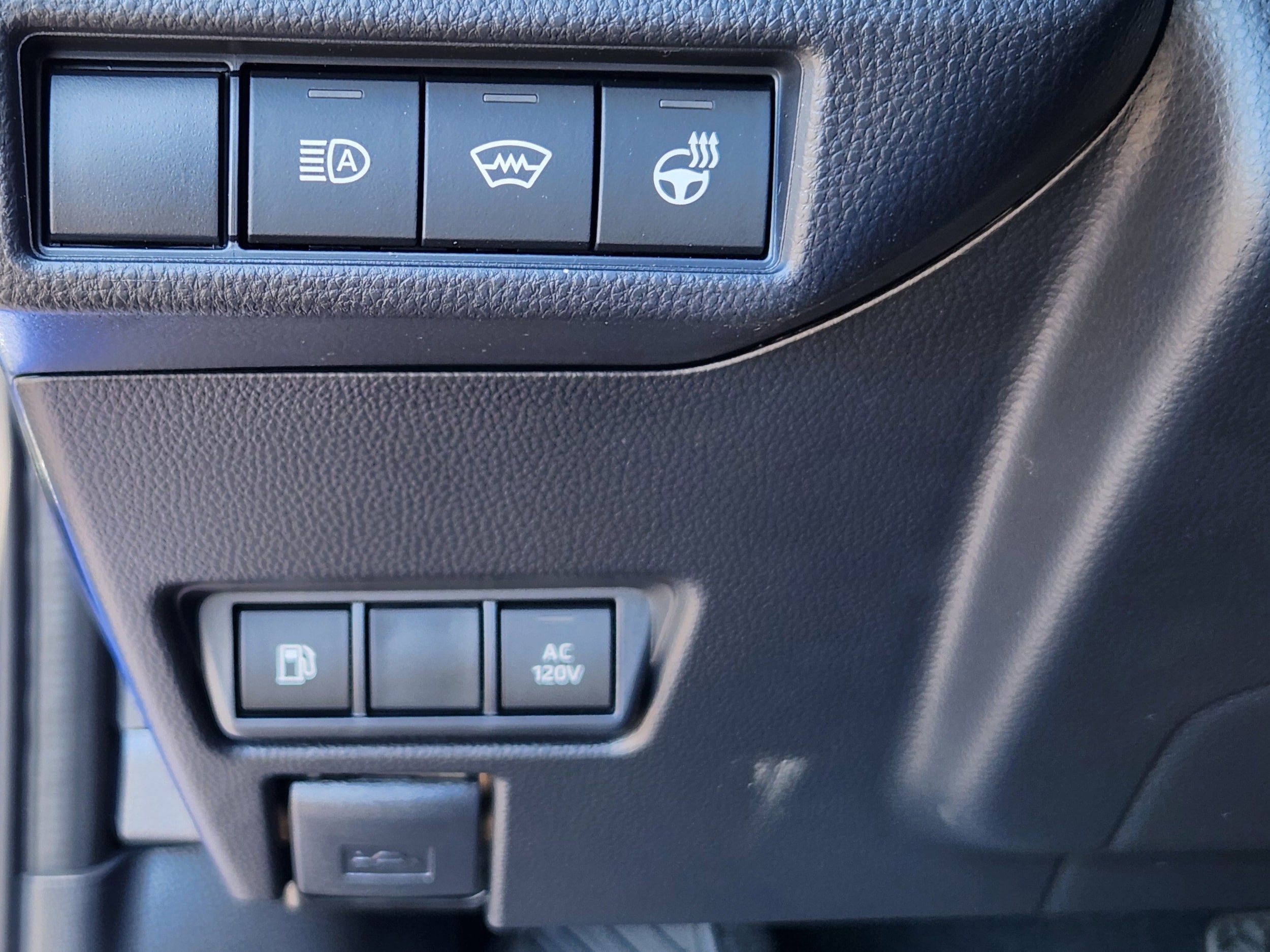 2026 Toyota Prius Plug-in Hybrid SE - Photo 28