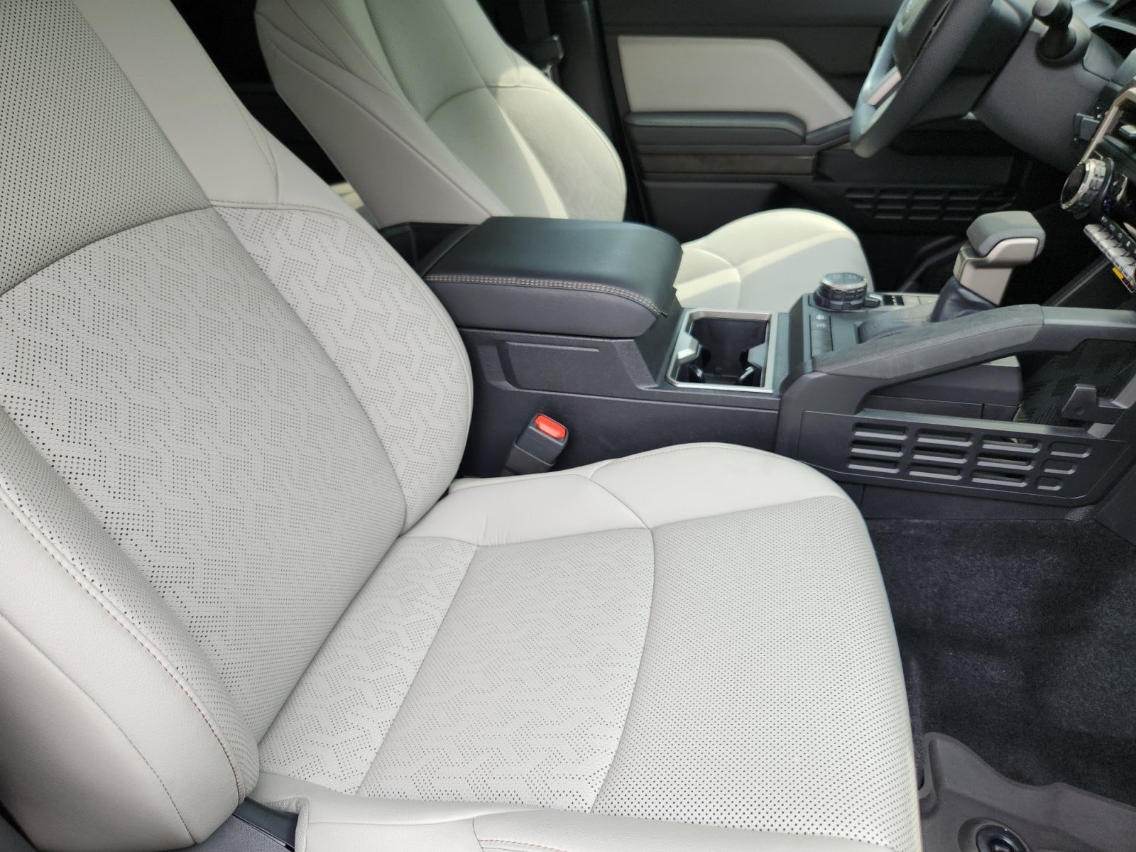 2025 Toyota Tacoma Limited - Photo 16