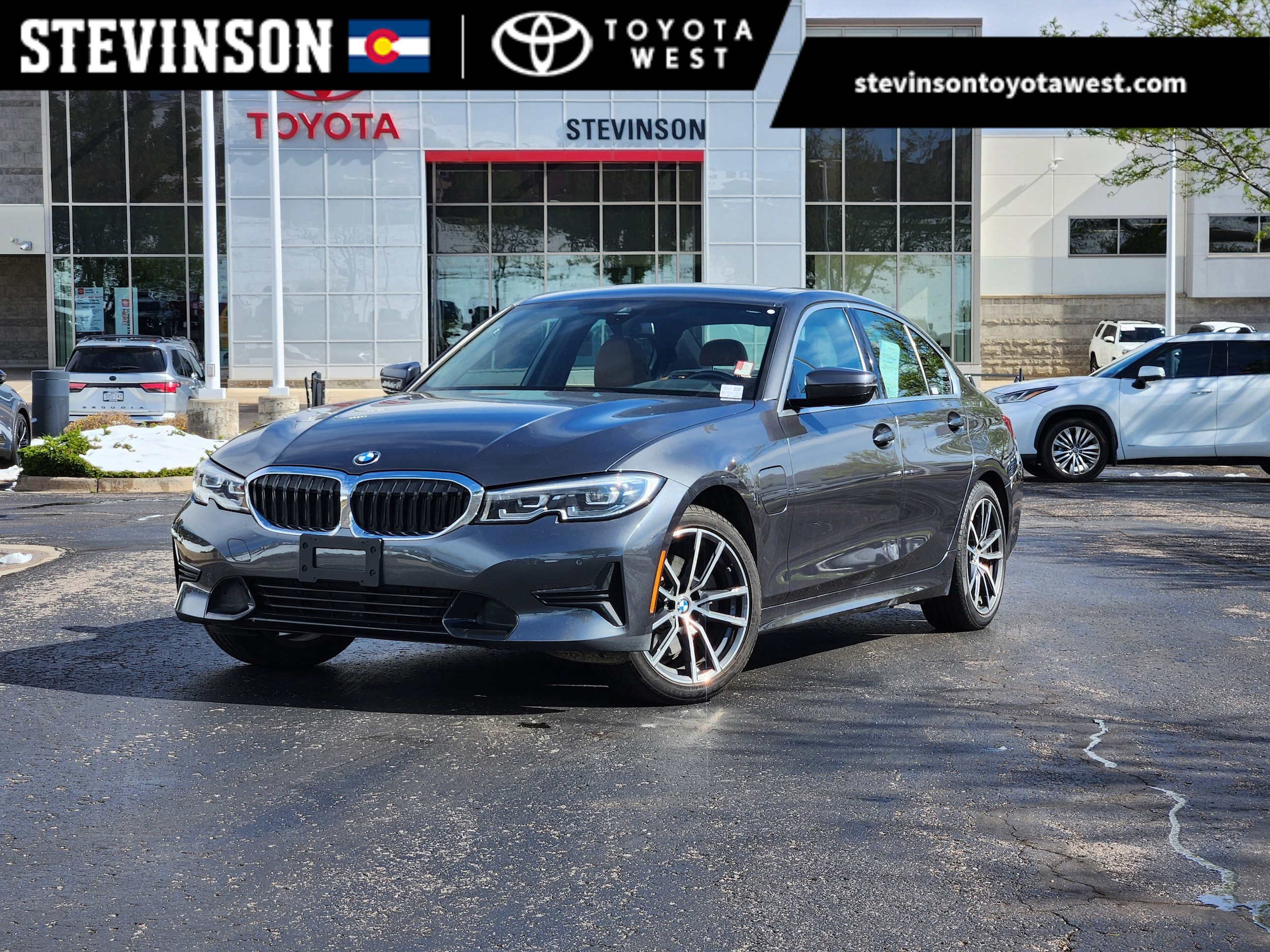 2021 BMW 3 Series 330e xDrive Sedan's photo