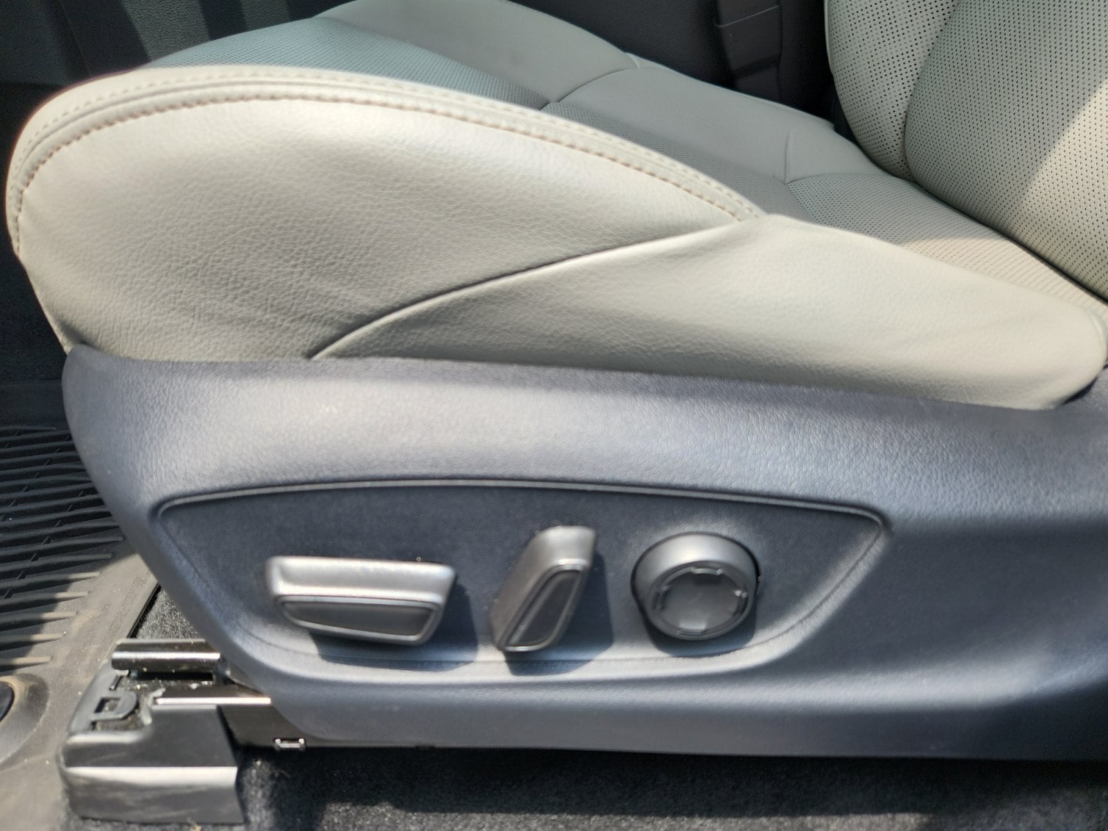 2025 Toyota Tacoma Limited - Photo 14