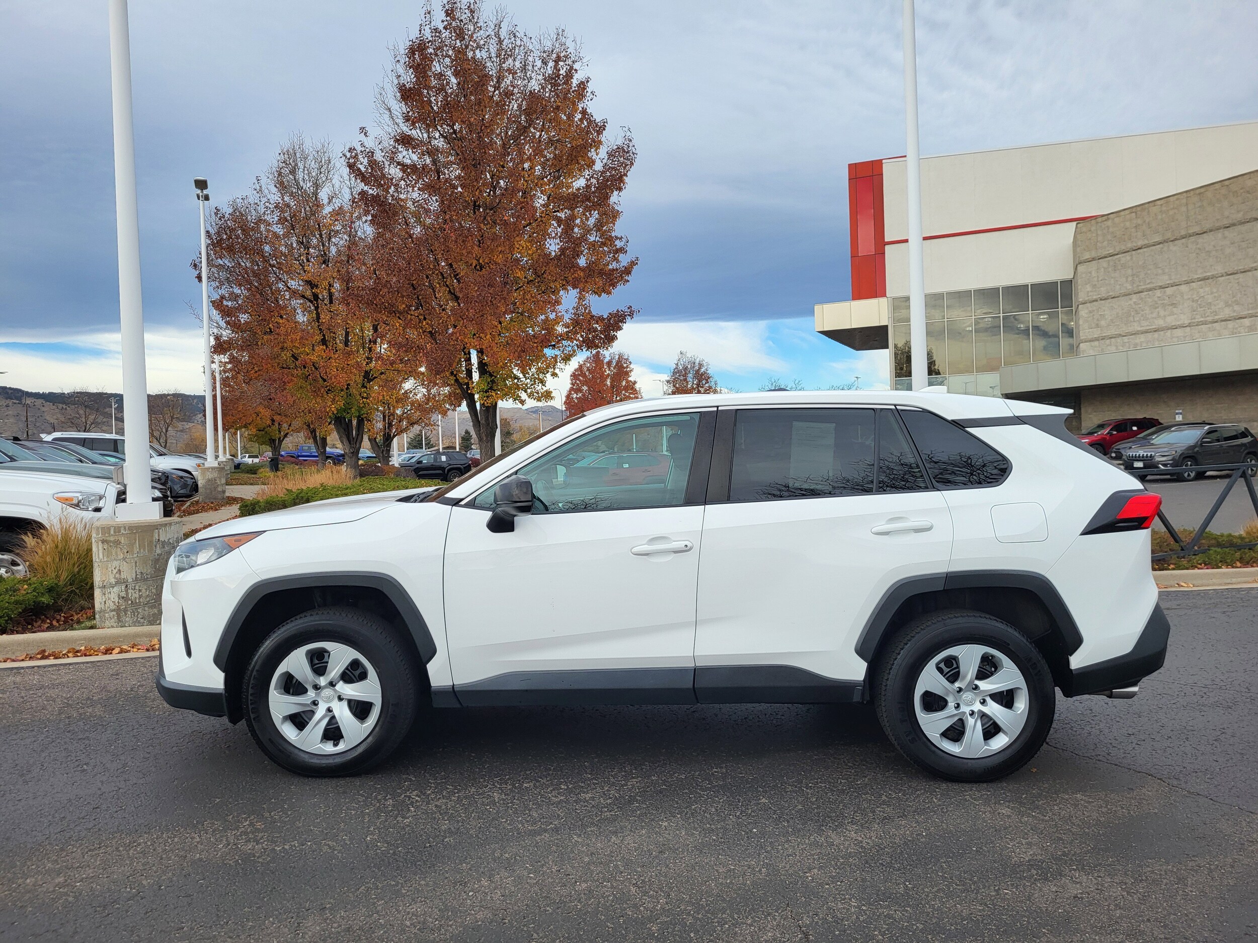 2022 Toyota RAV4 LE photo 3