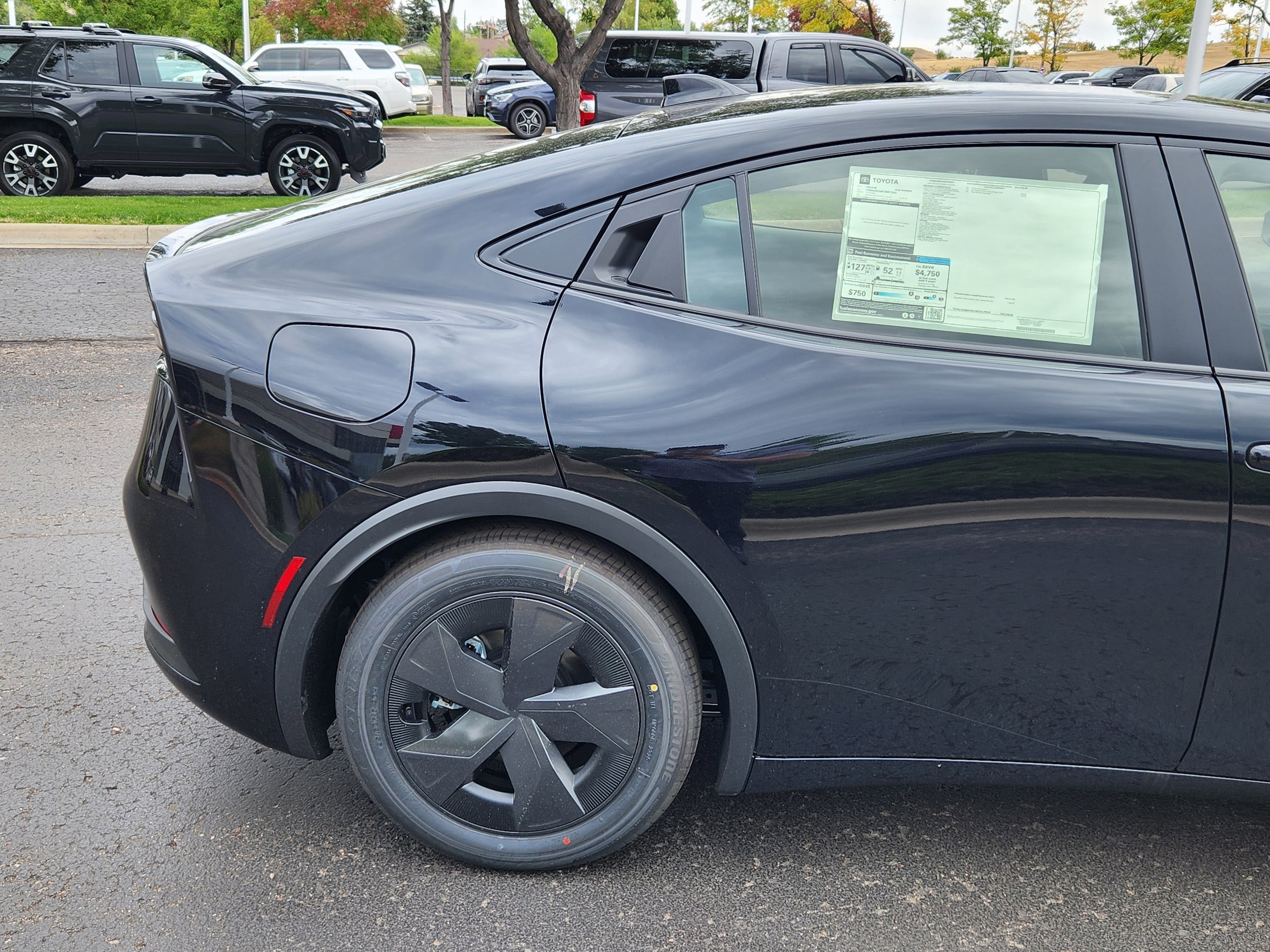 2026 Toyota Prius Plug-in Hybrid SE - Photo 6