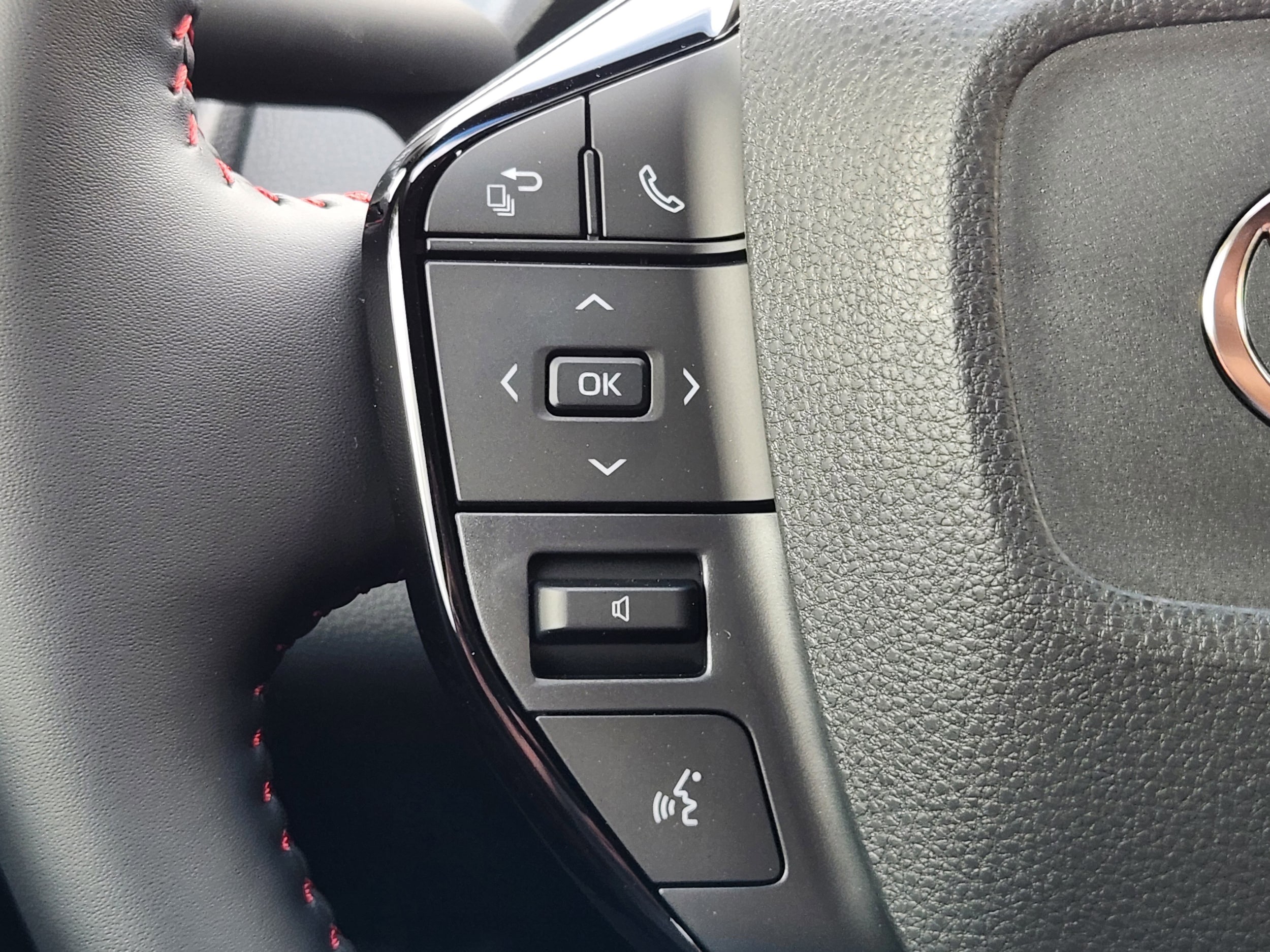 2026 Toyota Prius Plug-in Hybrid SE - Photo 27
