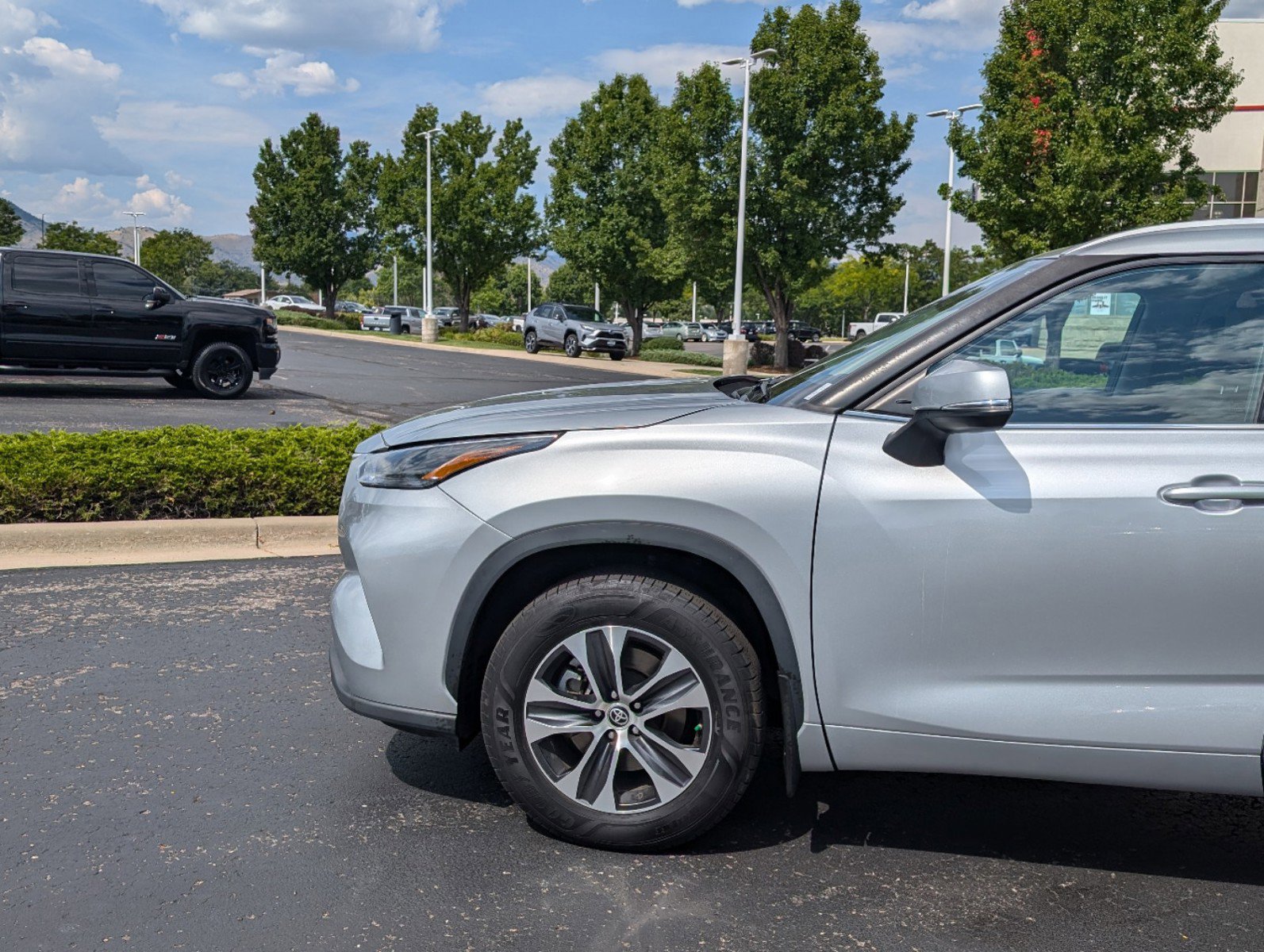 Certified 2022 Toyota Highlander XLE with VIN 5TDGZRBH0NS565932 for sale in Lakewood, CO