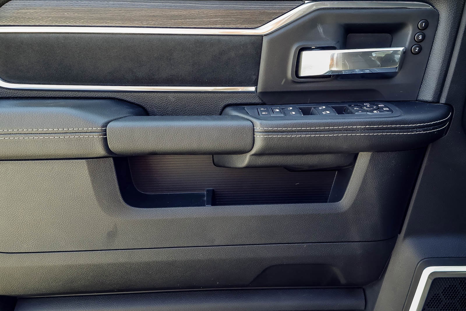 2026 Ram 3500 LARAMIE CREW CAB 4X4 — photo 13 of 33