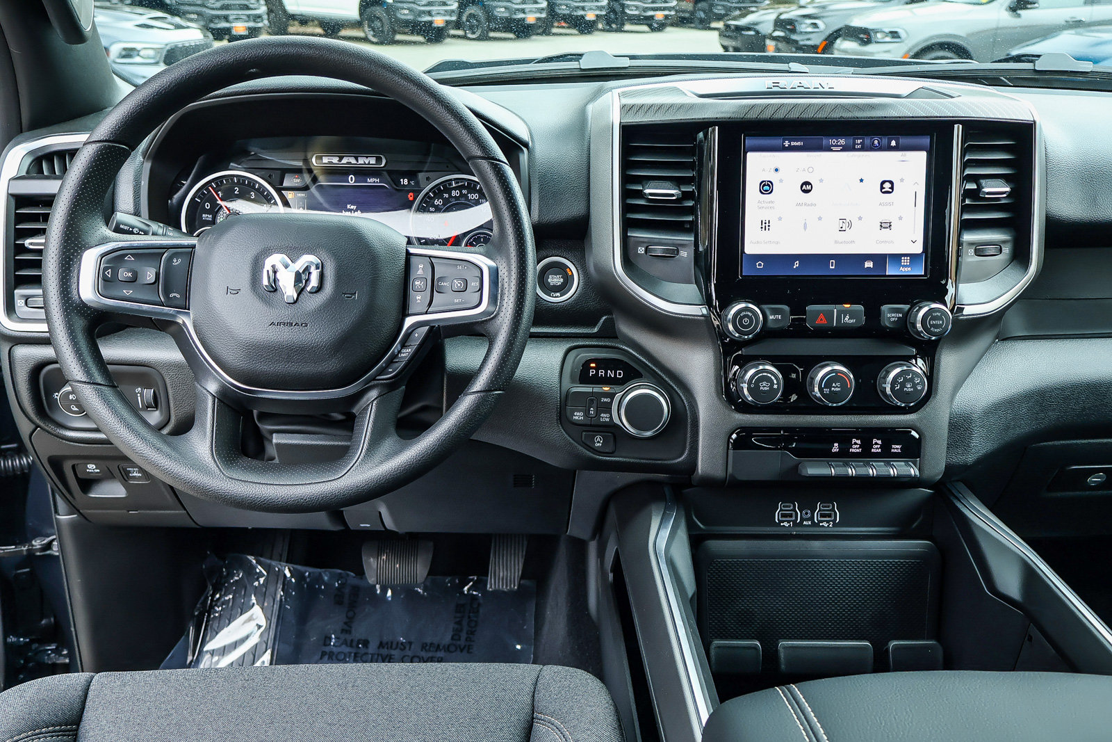 2026 Ram 1500 TRADESMAN CREW CAB 4X4 — foto 3 de 30