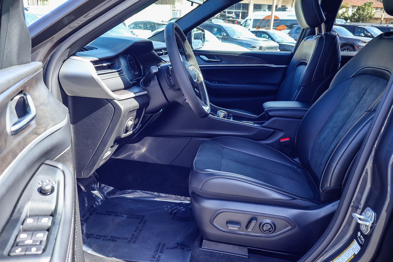 2026 Jeep Grand Cherokee L LAREDO 4X4 — larawan 2 ng 30