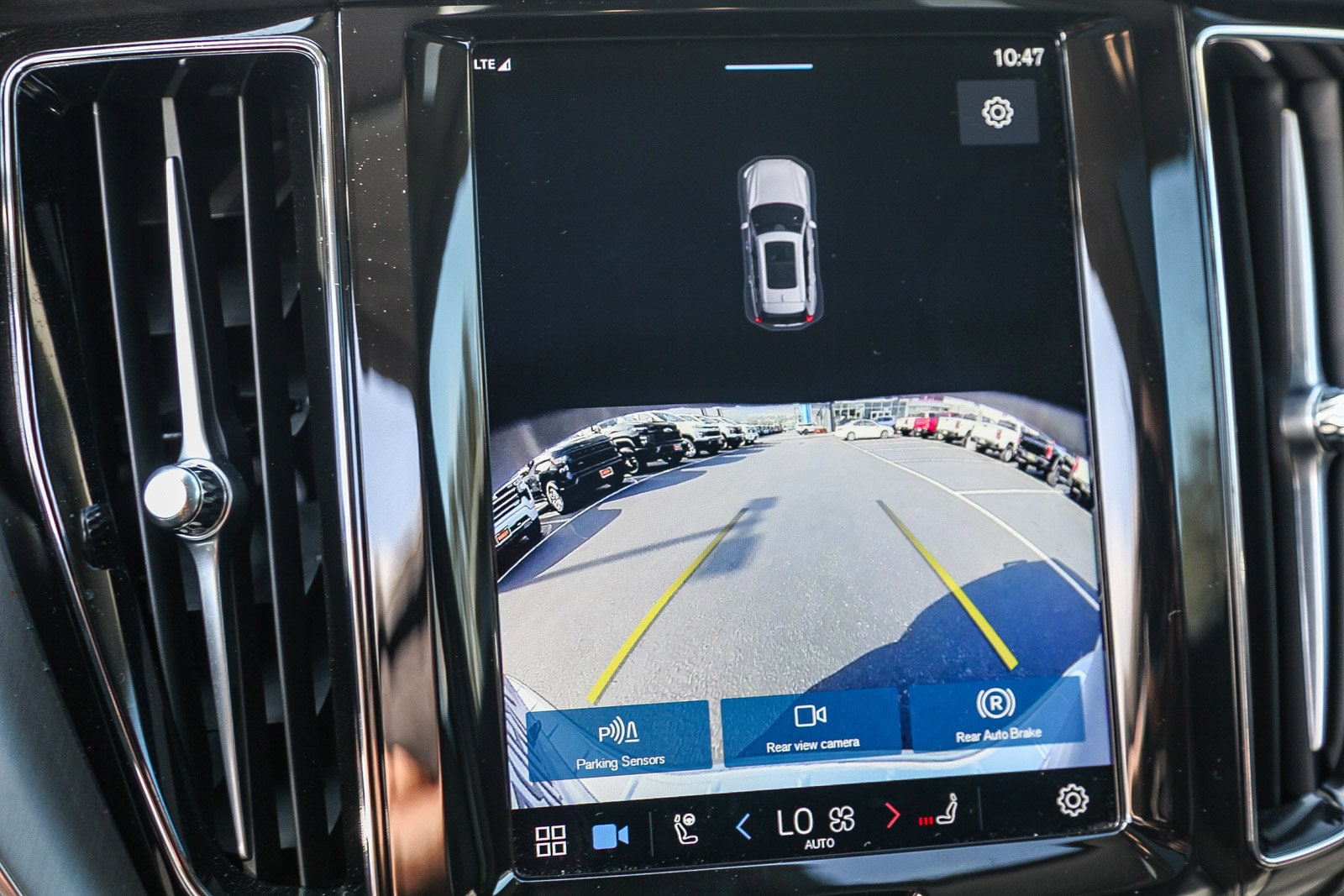 2025 Volvo XC60 plug-in hybrid T8 Core photo 5