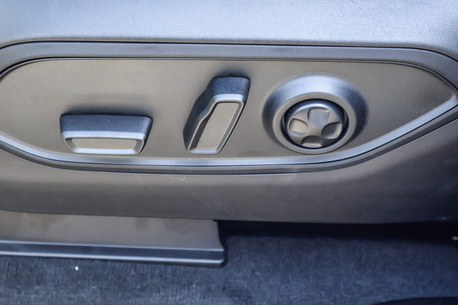 2026 Jeep Grand Cherokee L LAREDO 4X4 — larawan 15 ng 30