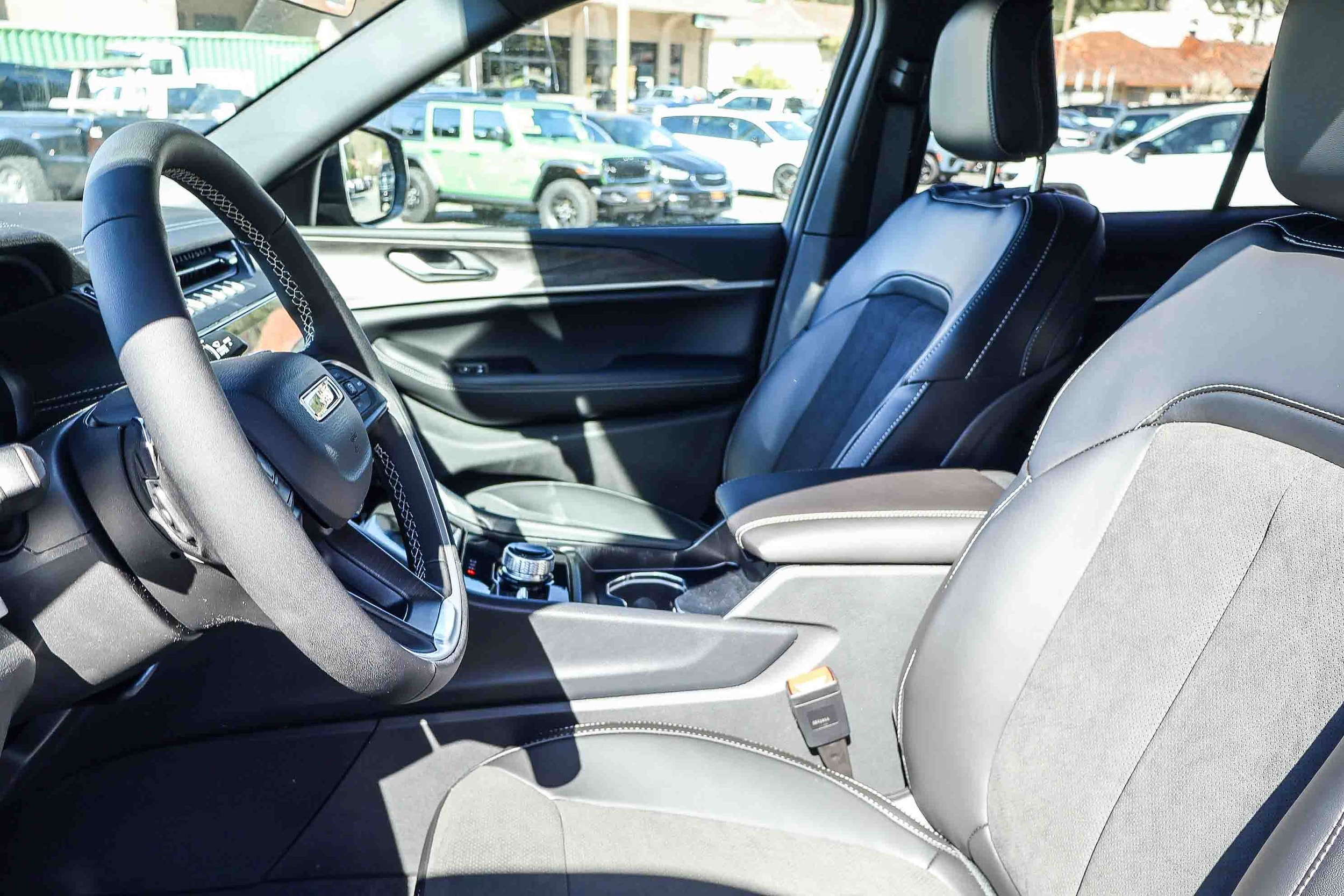 2026 Jeep Grand Cherokee LAREDO 4X4 — foto 15 de 33