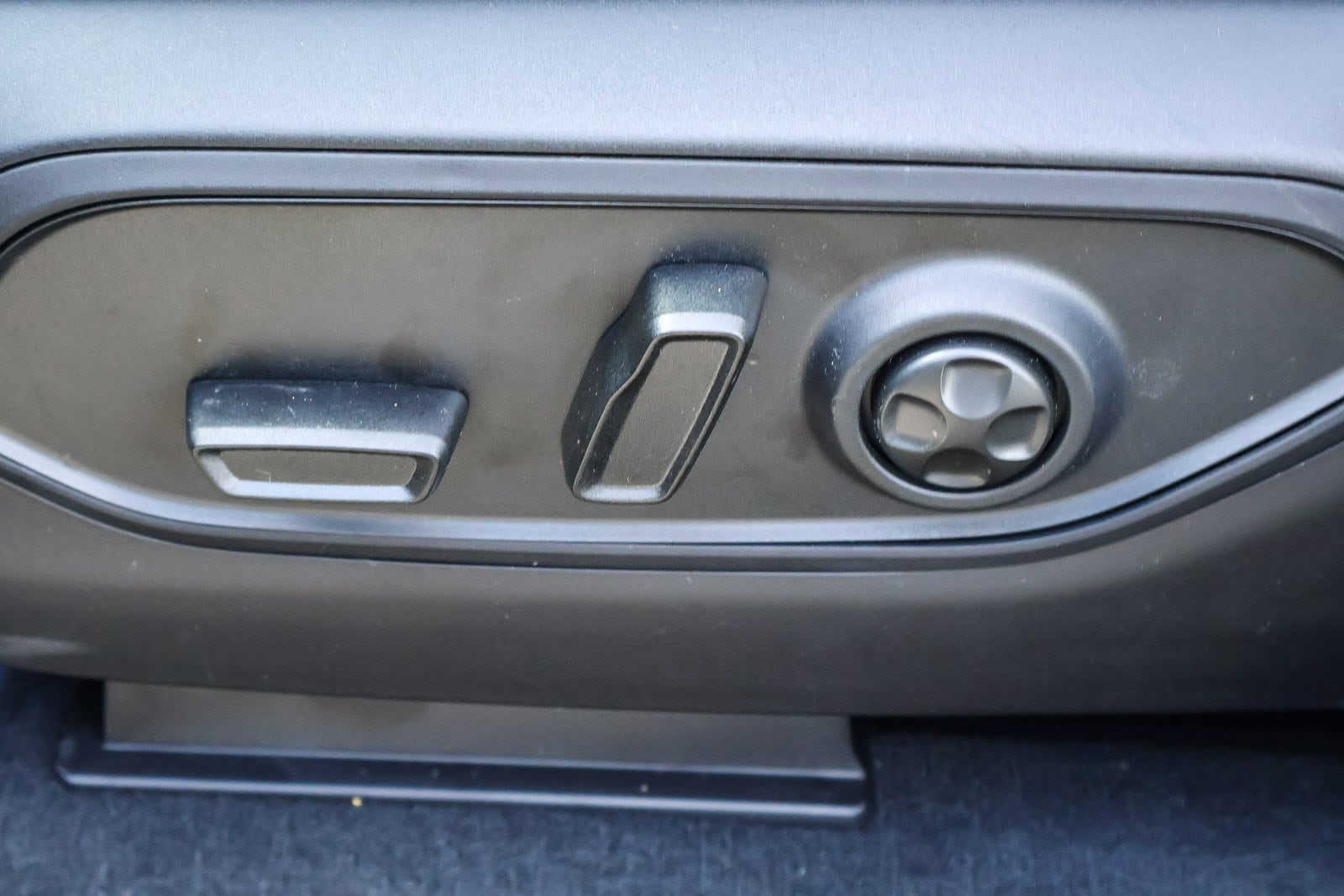 2026 Jeep Grand Cherokee L LAREDO 4X4 — photo 14 of 35