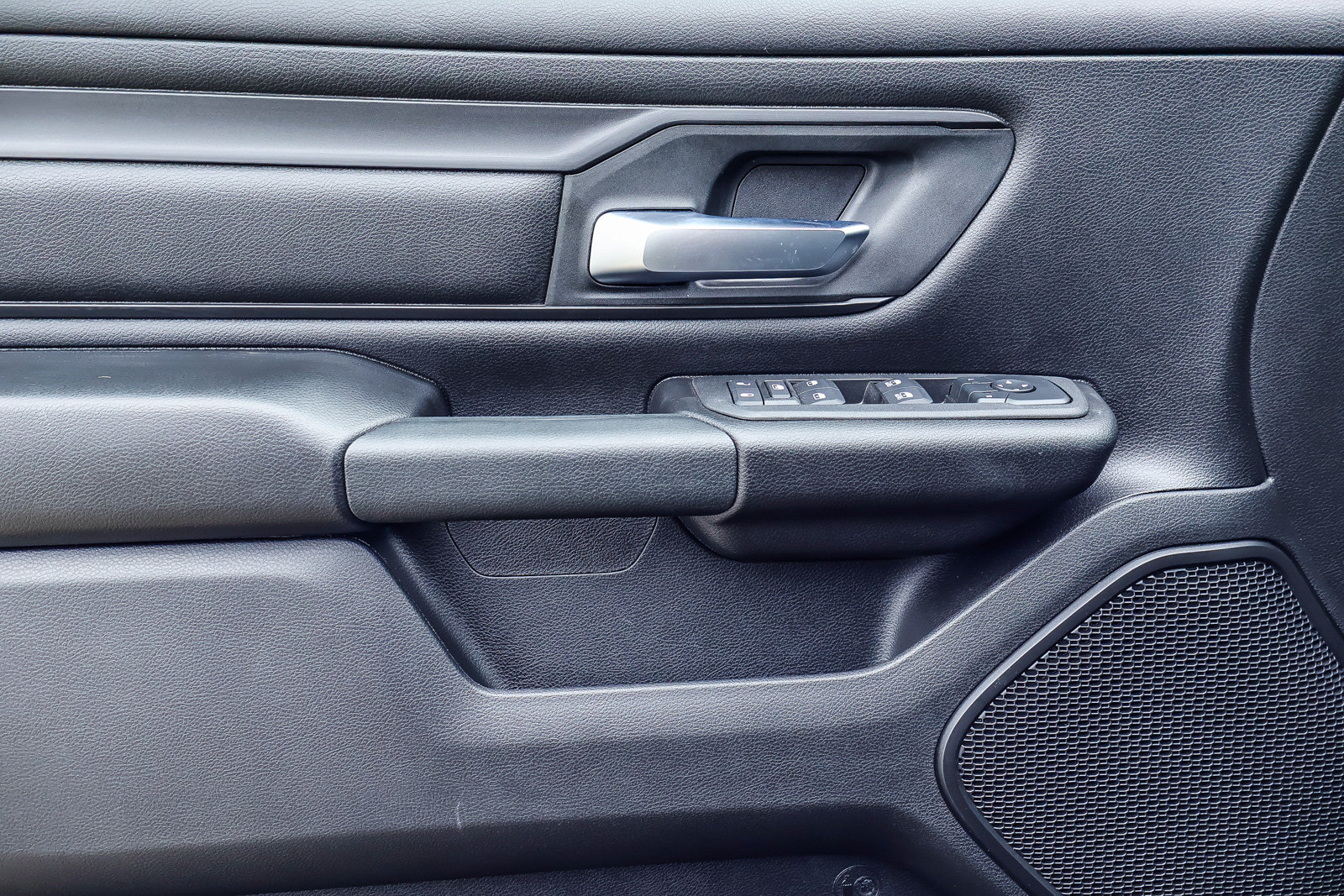 2026 Ram 1500 TRADESMAN CREW CAB 4X4 — foto 10 de 30
