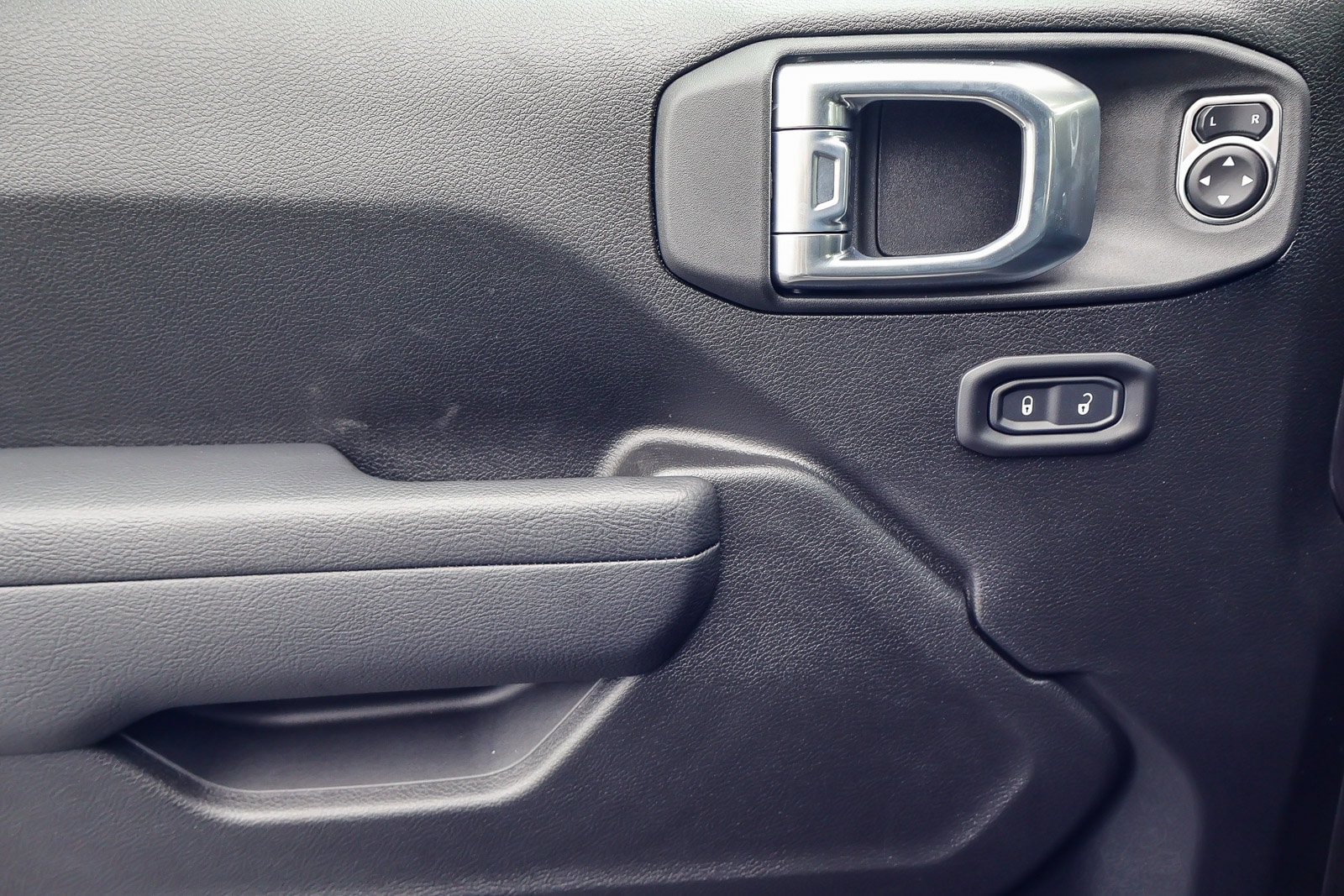 2026 Jeep Wrangler 4-DOOR SPORT — photo 12 of 32