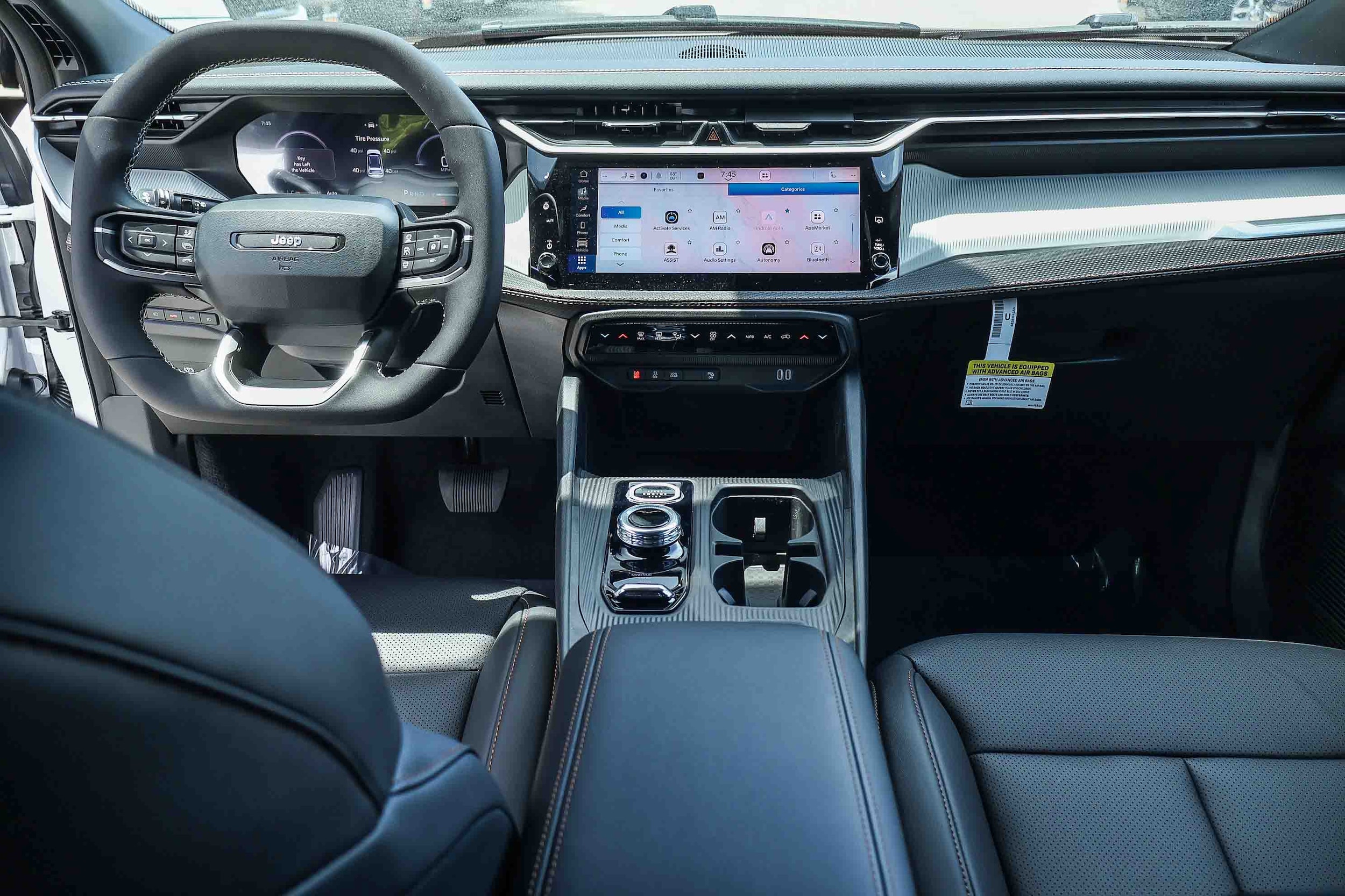 2026 Jeep Cherokee LAREDO 4X4 — foto 9 de 33