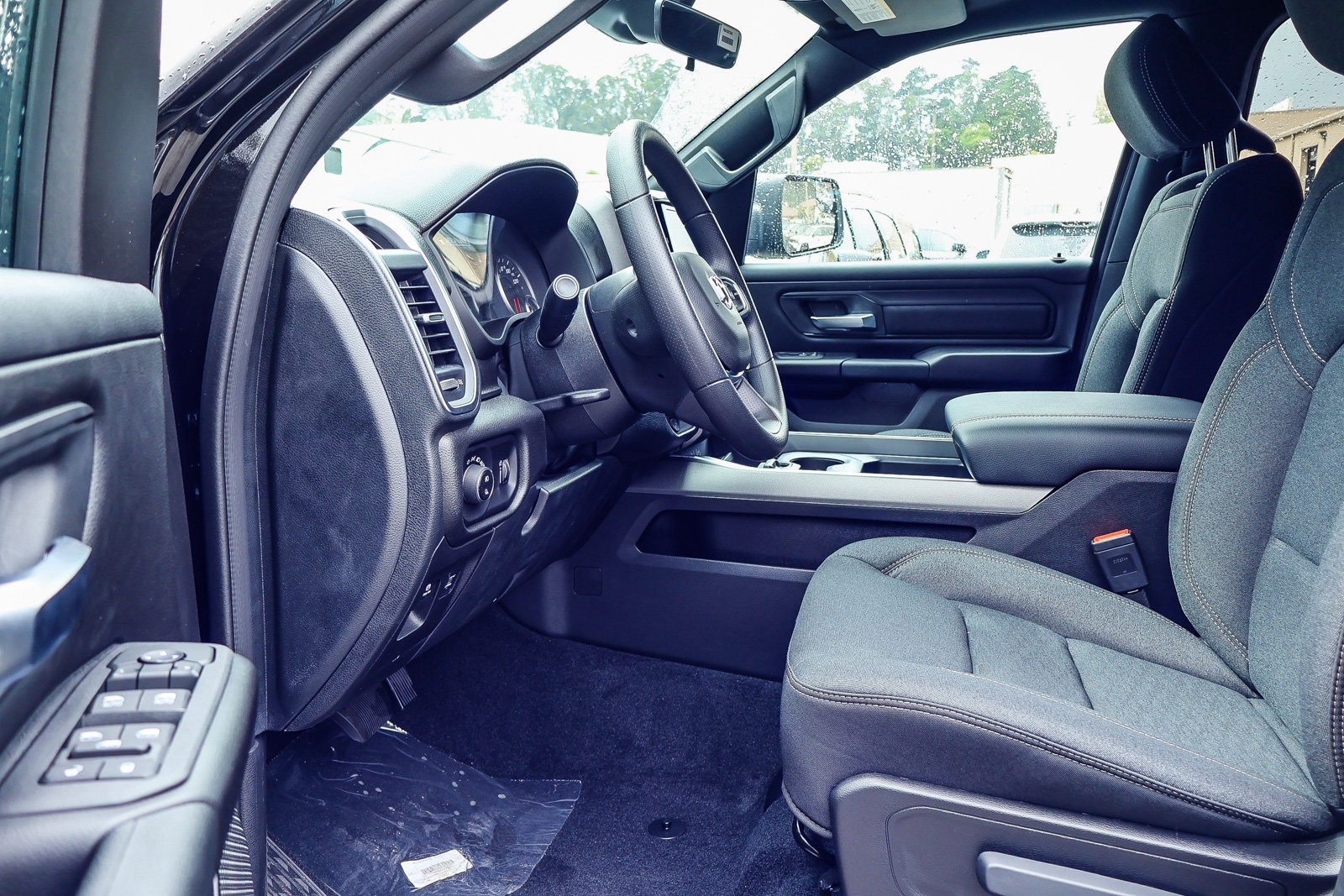 2026 Ram 1500 TRADESMAN CREW CAB 4X4 — foto 2 de 31