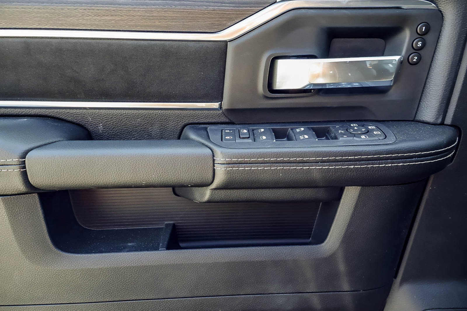 2026 Ram 3500 LARAMIE CREW CAB 4X4 — foto 13 de 33