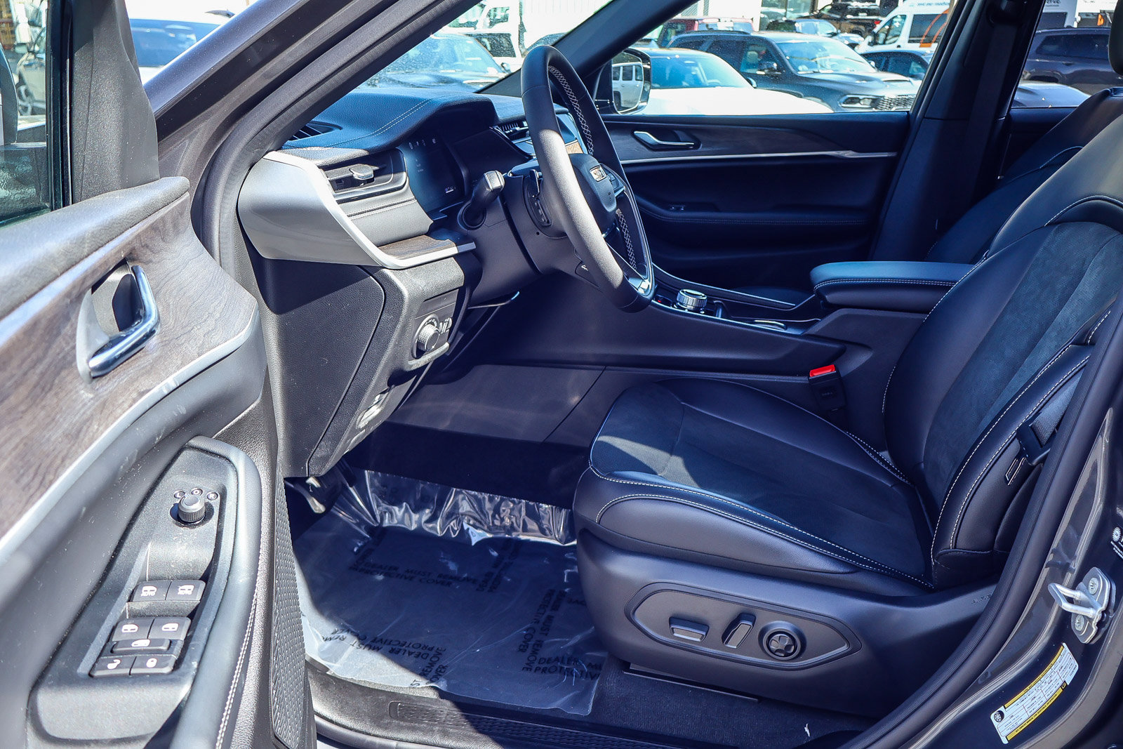 2026 Jeep Grand Cherokee LAREDO 4X4 — 第 2 张照片，共 34 张