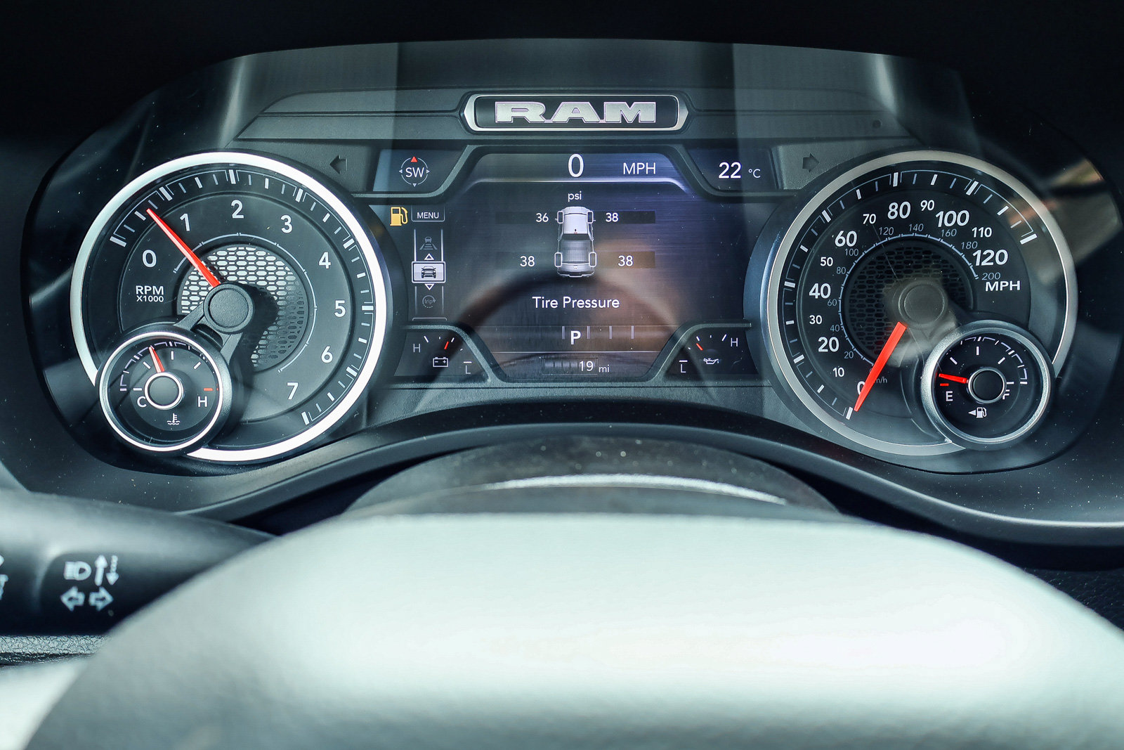 2026 Ram 1500 TRADESMAN CREW CAB 4X4 — foto 12 de 31
