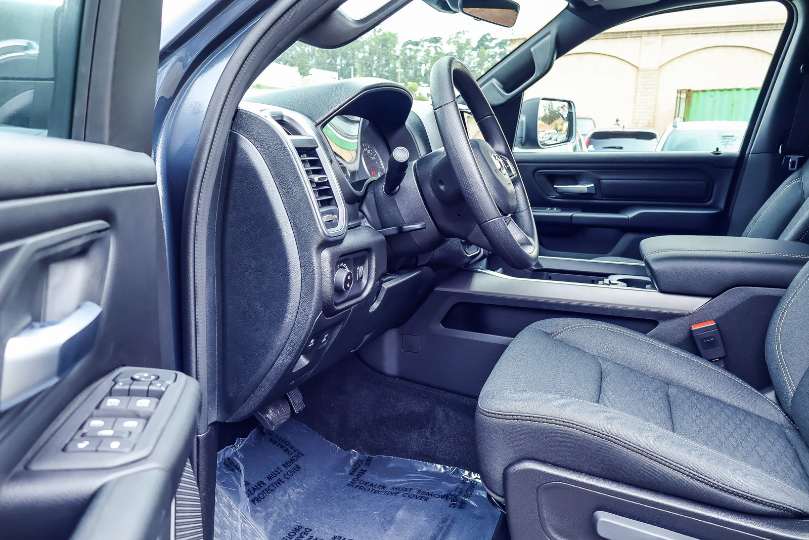 2026 Ram 1500 TRADESMAN CREW CAB 4X4 — foto 2 de 30