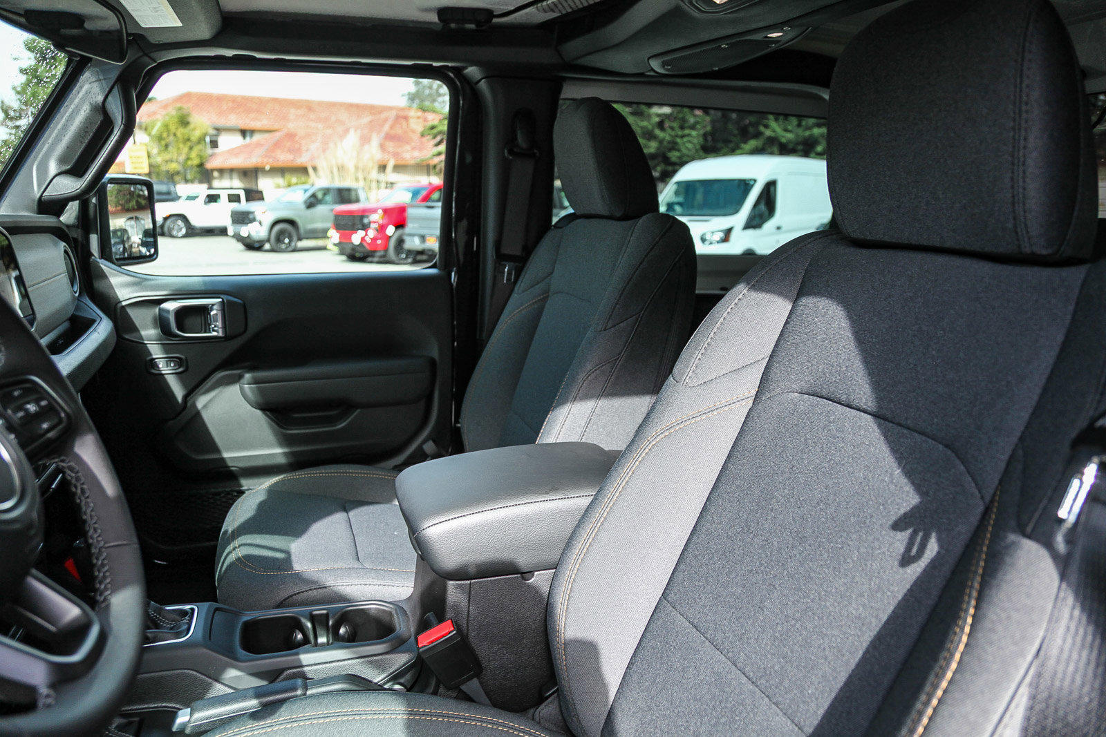 2026 Jeep Wrangler 2-DOOR SPORT — 第 13 张照片，共 30 张