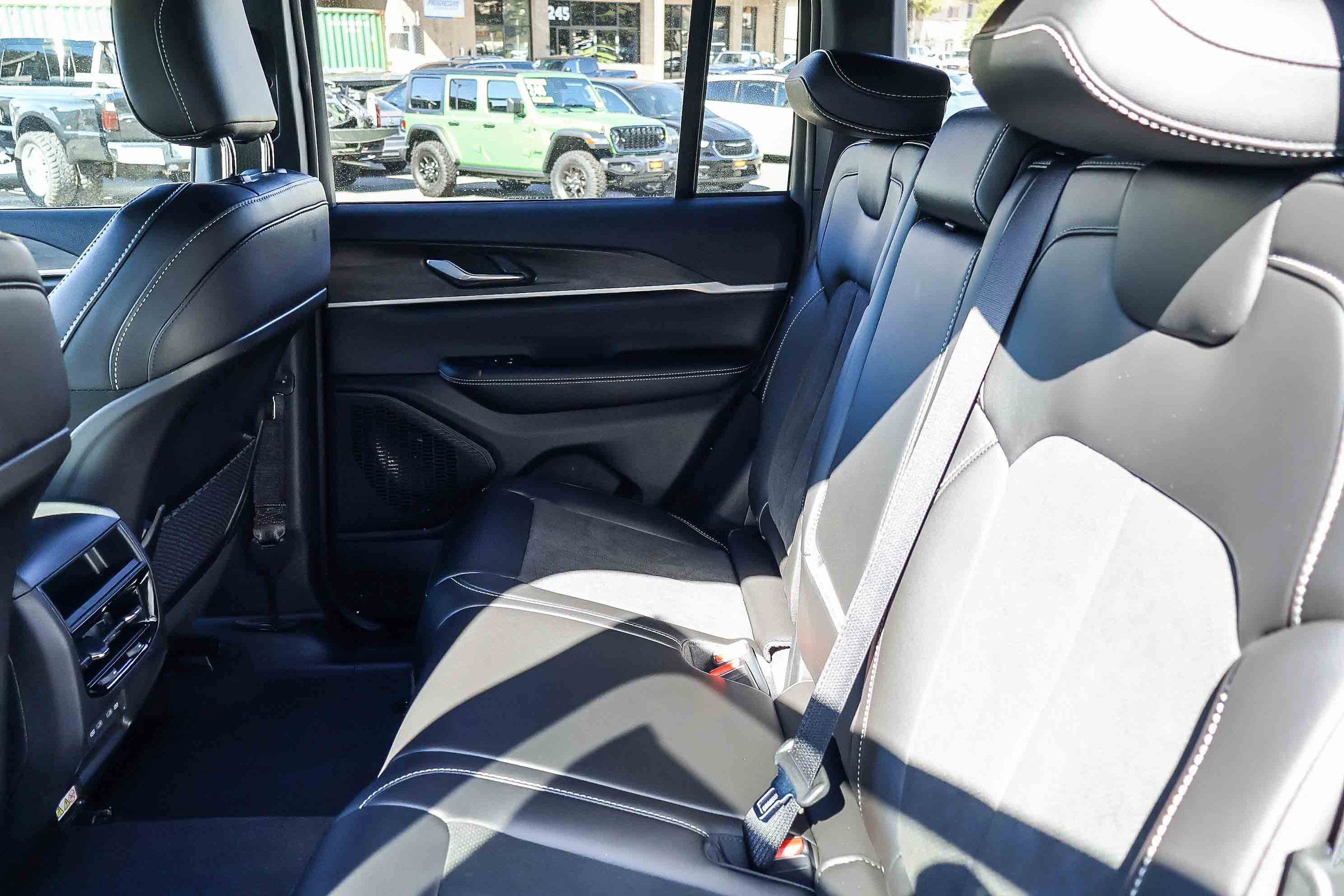 2026 Jeep Grand Cherokee LAREDO 4X4 — foto 16 de 33