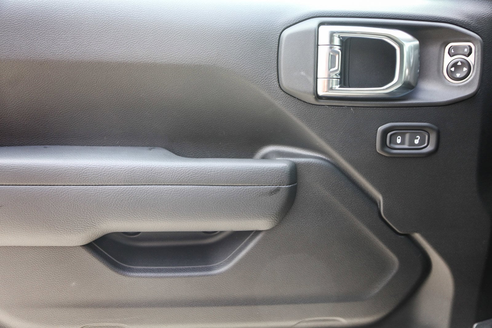 2026 Jeep Wrangler 2-DOOR SPORT — 第 10 张照片，共 30 张