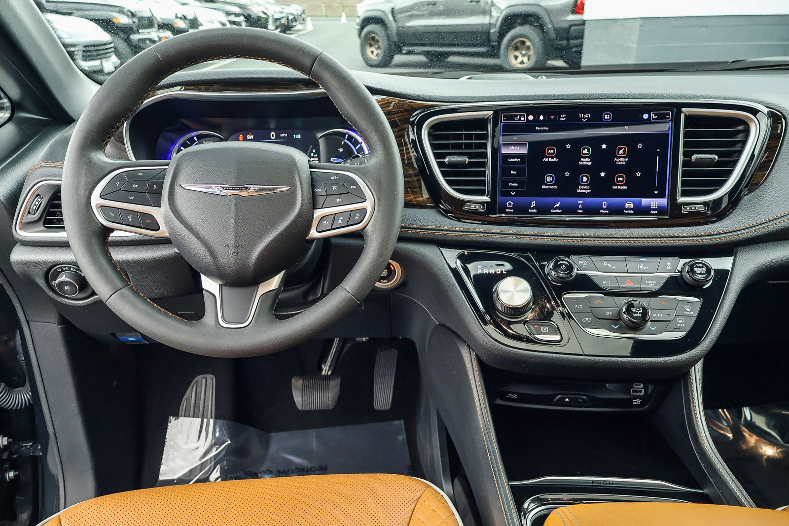 2023 Chrysler Pacifica Plug-In Hybrid Pinnacle photo 2