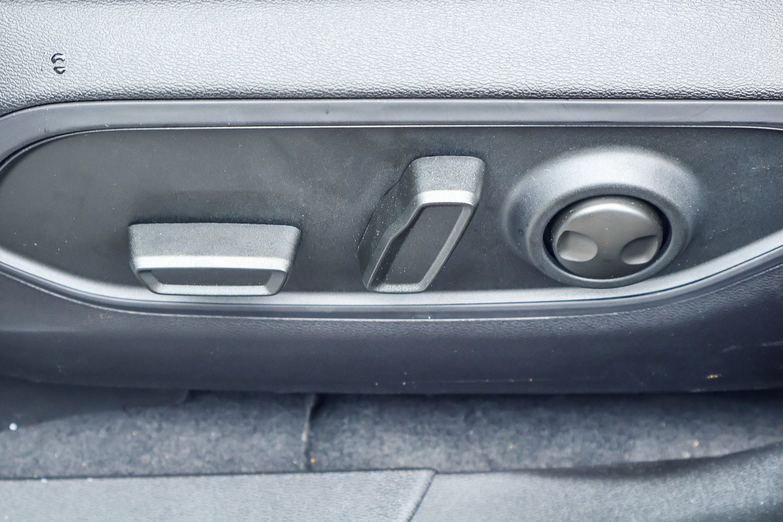 2026 Jeep Cherokee LAREDO 4X4 — photo 14 of 33