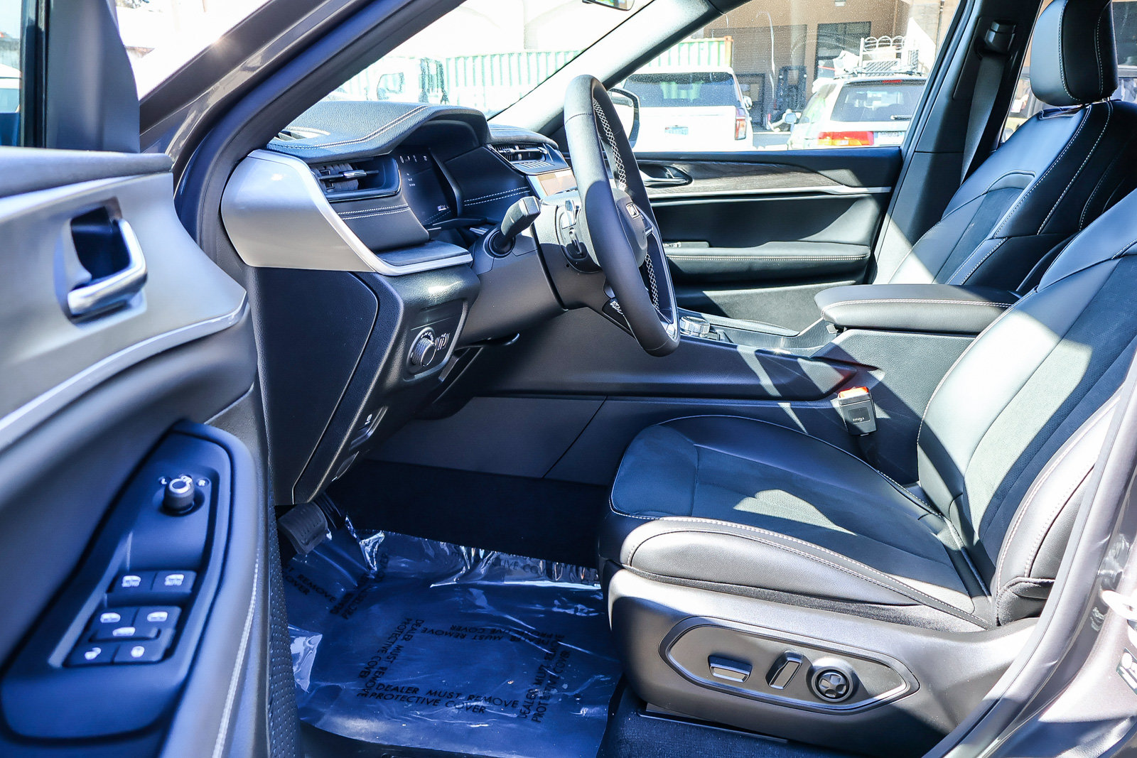 2026 Jeep Grand Cherokee L LAREDO 4X4 — foto 2 de 29