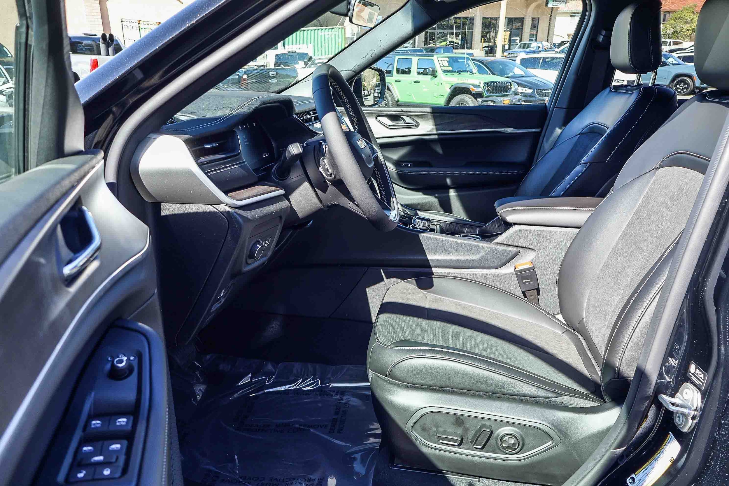 2026 Jeep Grand Cherokee LAREDO 4X4 — foto 2 de 33