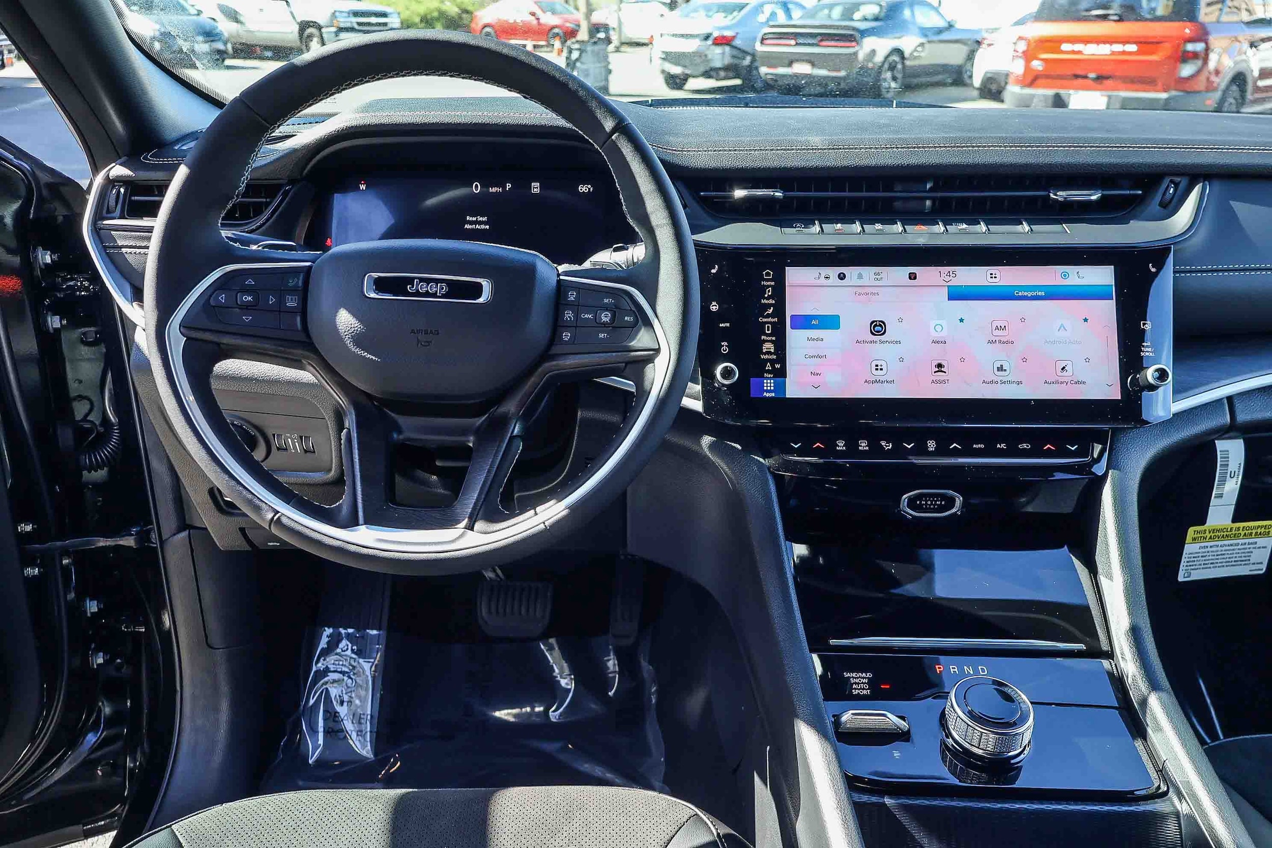 2026 Jeep Grand Cherokee LAREDO 4X4 — foto 3 de 33