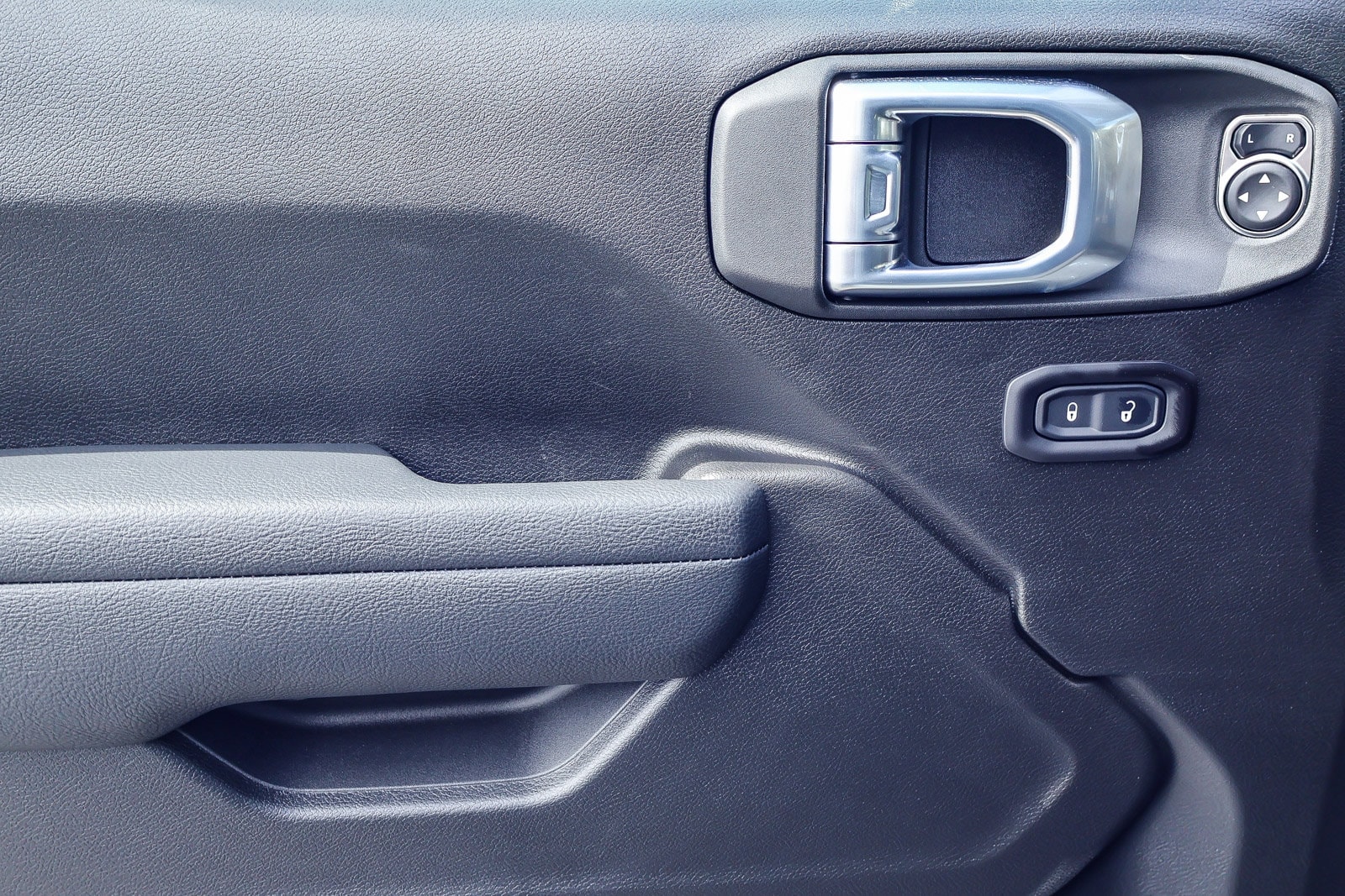 2026 Jeep Wrangler 4-DOOR SPORT — photo 12 of 32