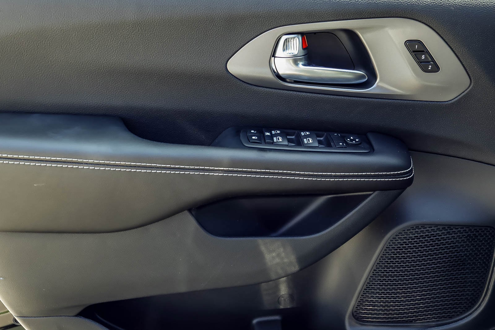 2026 Chrysler Pacifica SELECT — photo 12 of 34
